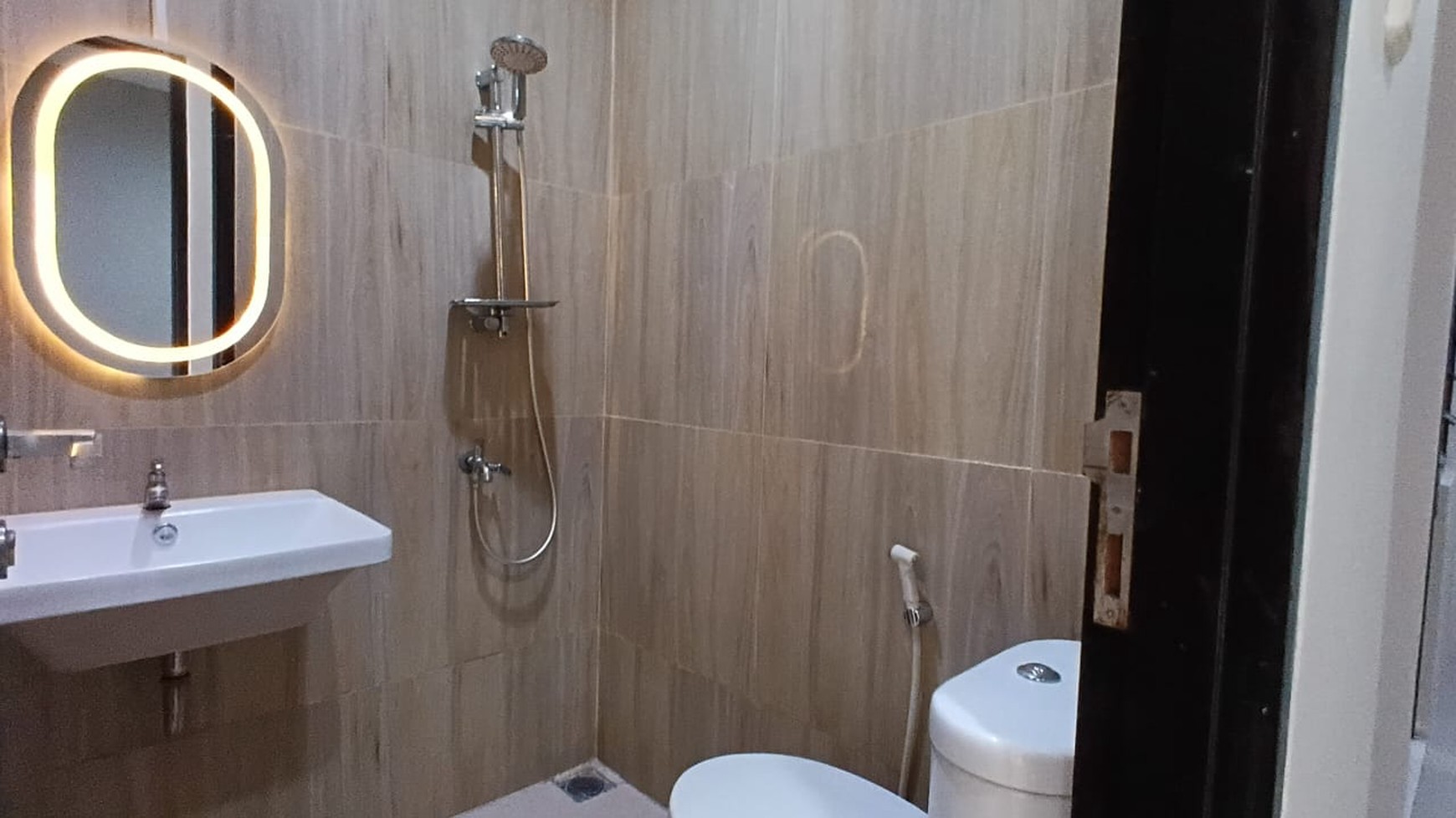 Investasi Tepat -  Rumah 2 Lantai di Tebet Barat Dalam Lokasi Dekat Pintu Toll & Pusat Kuliner