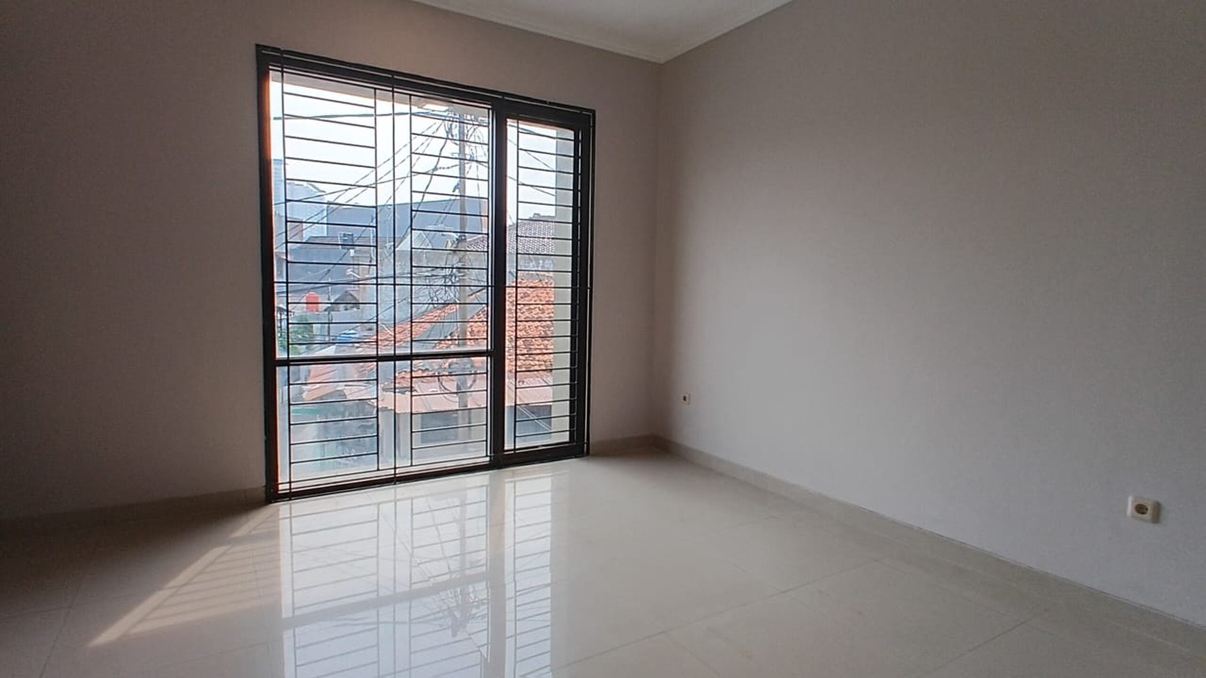 Investasi Tepat -  Rumah 2 Lantai di Tebet Barat Dalam Lokasi Dekat Pintu Toll & Pusat Kuliner