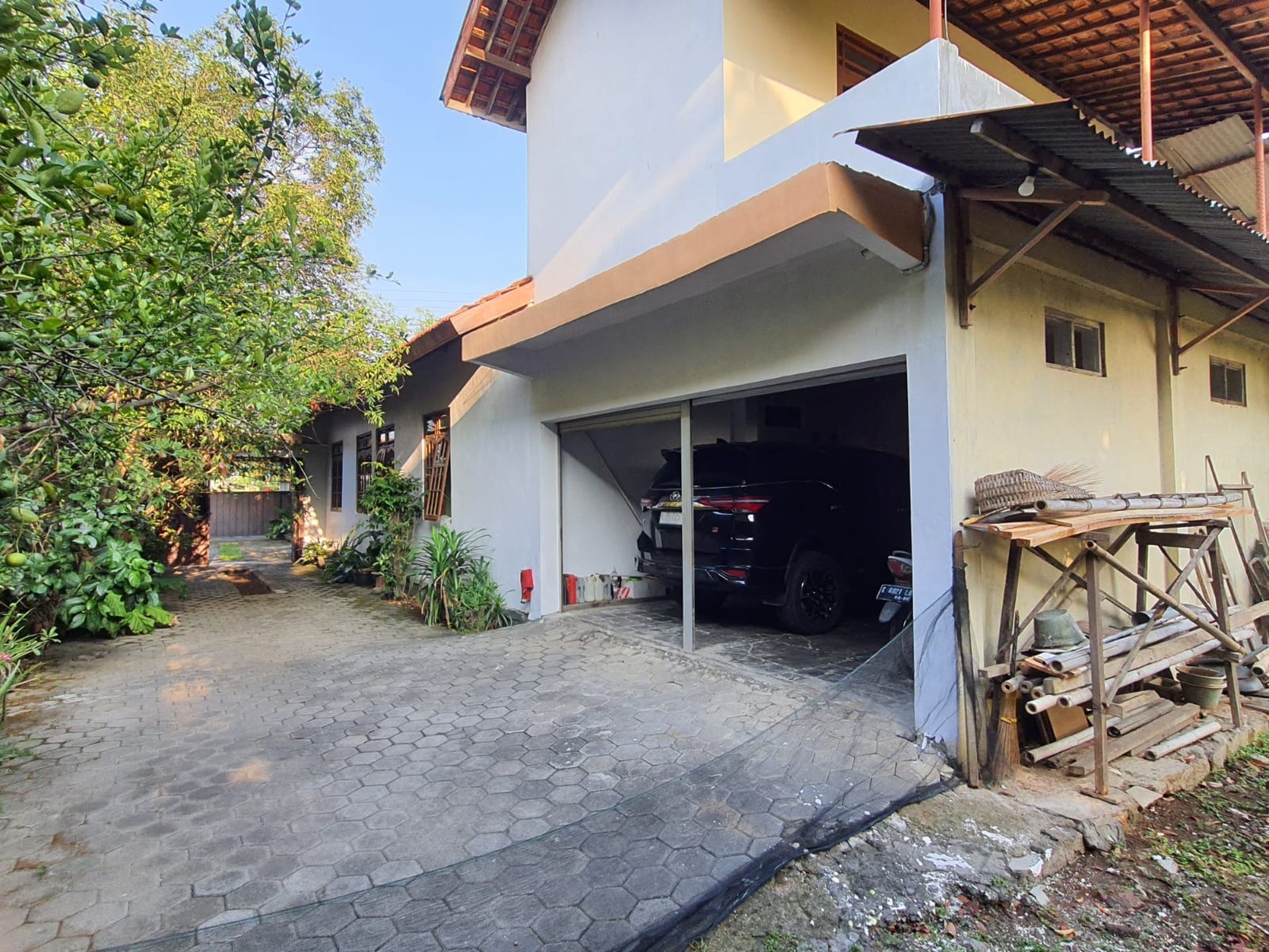 Rumah 1035 Meter Persegi Lokasi Dekat Universitas Terbuka Salut Kudus