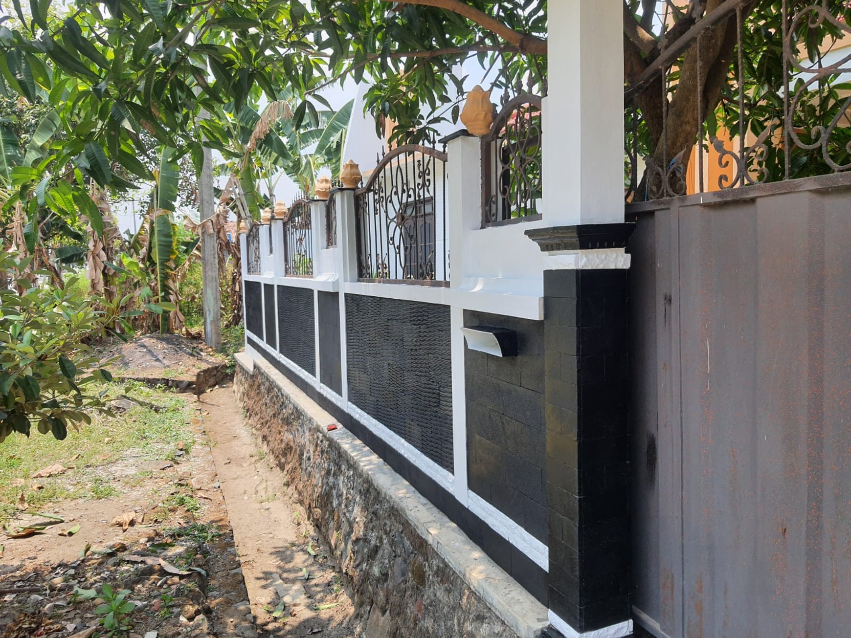 Rumah 1035 Meter Persegi Lokasi Dekat Universitas Terbuka Salut Kudus