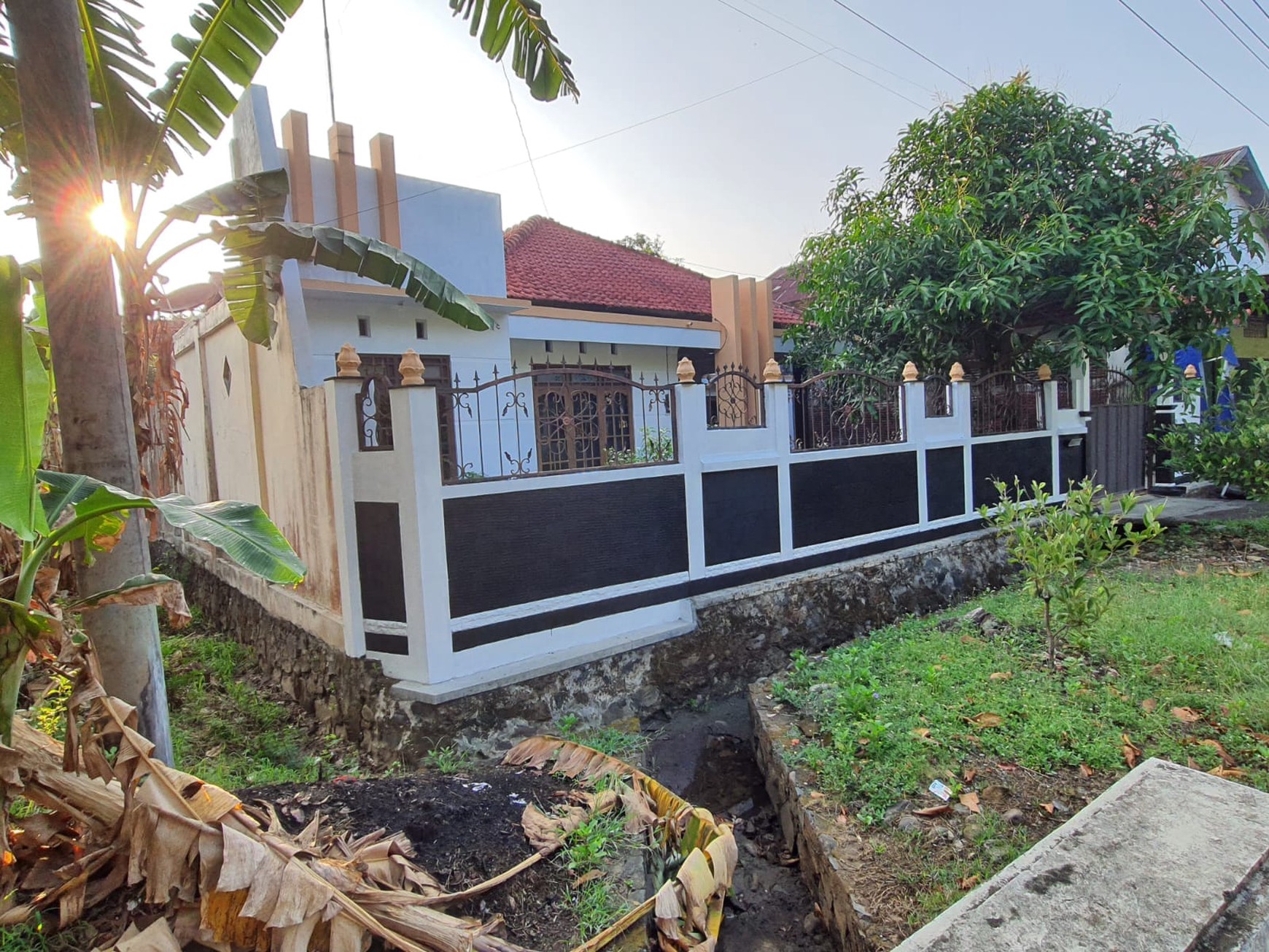 Rumah 1035 Meter Persegi Lokasi Dekat Universitas Terbuka Salut Kudus