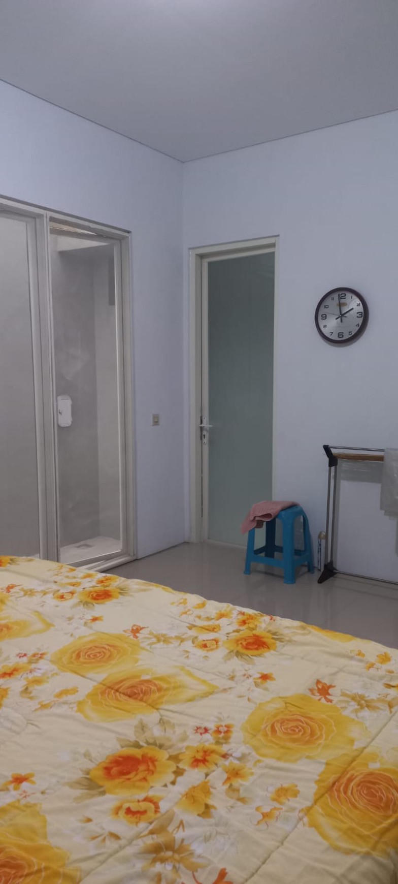 JUAL RUMAH SEMI FURNISHED DI FOREST MANSION SBY BARAT
