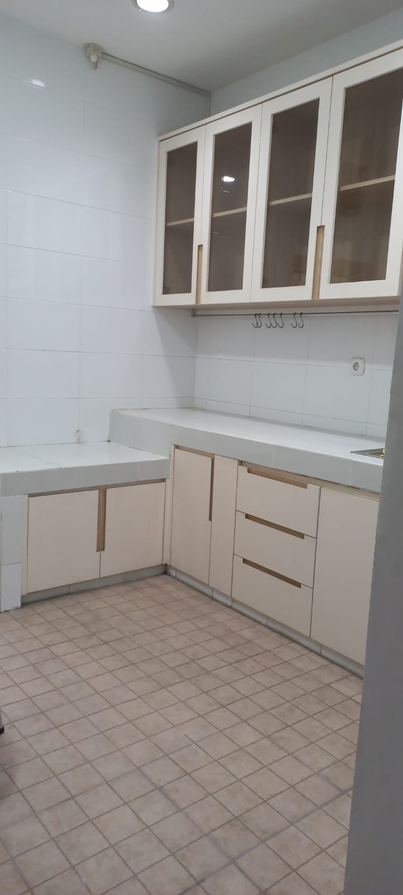 JUAL RUMAH SEMI FURNISHED DI FOREST MANSION SBY BARAT