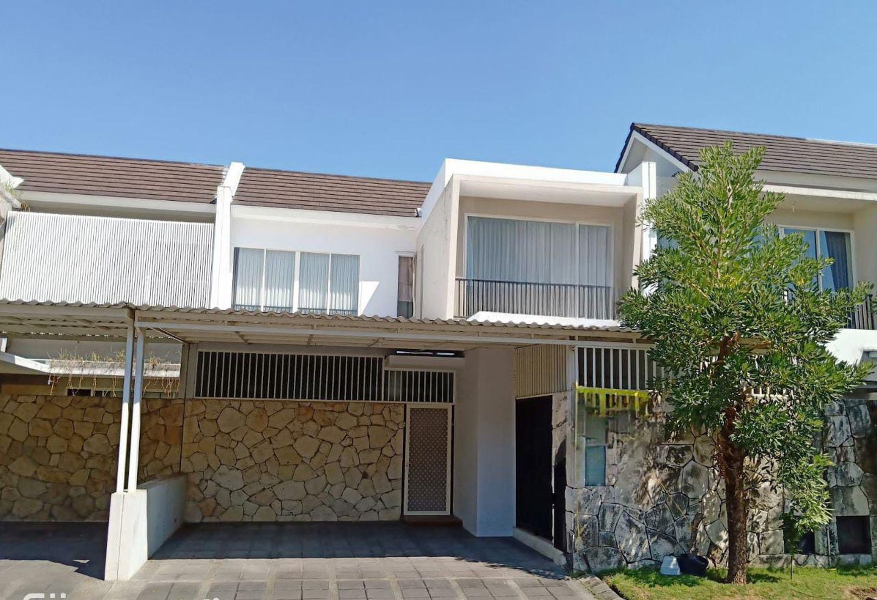 JUAL RUMAH SEMI FURNISHED DI FOREST MANSION SBY BARAT