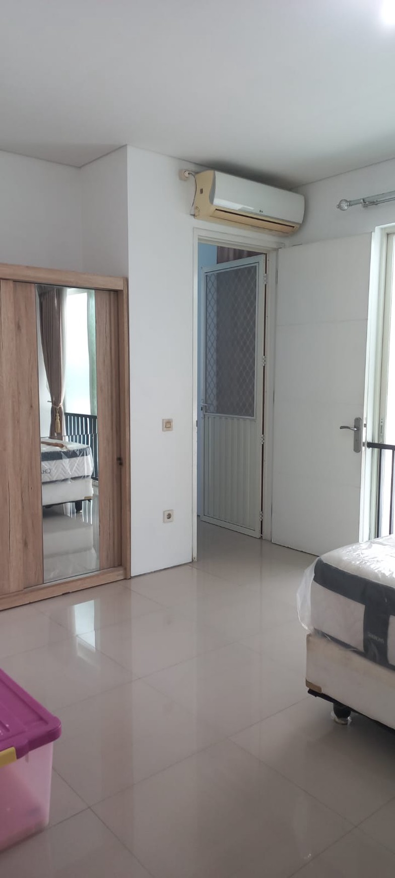 JUAL RUMAH SEMI FURNISHED DI FOREST MANSION SBY BARAT