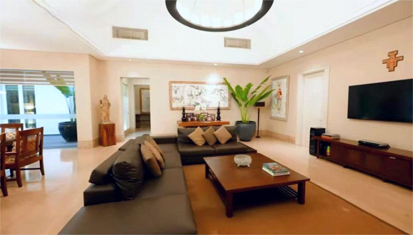  Rumah Tropis dengan design yang Mewah di Bintaro 