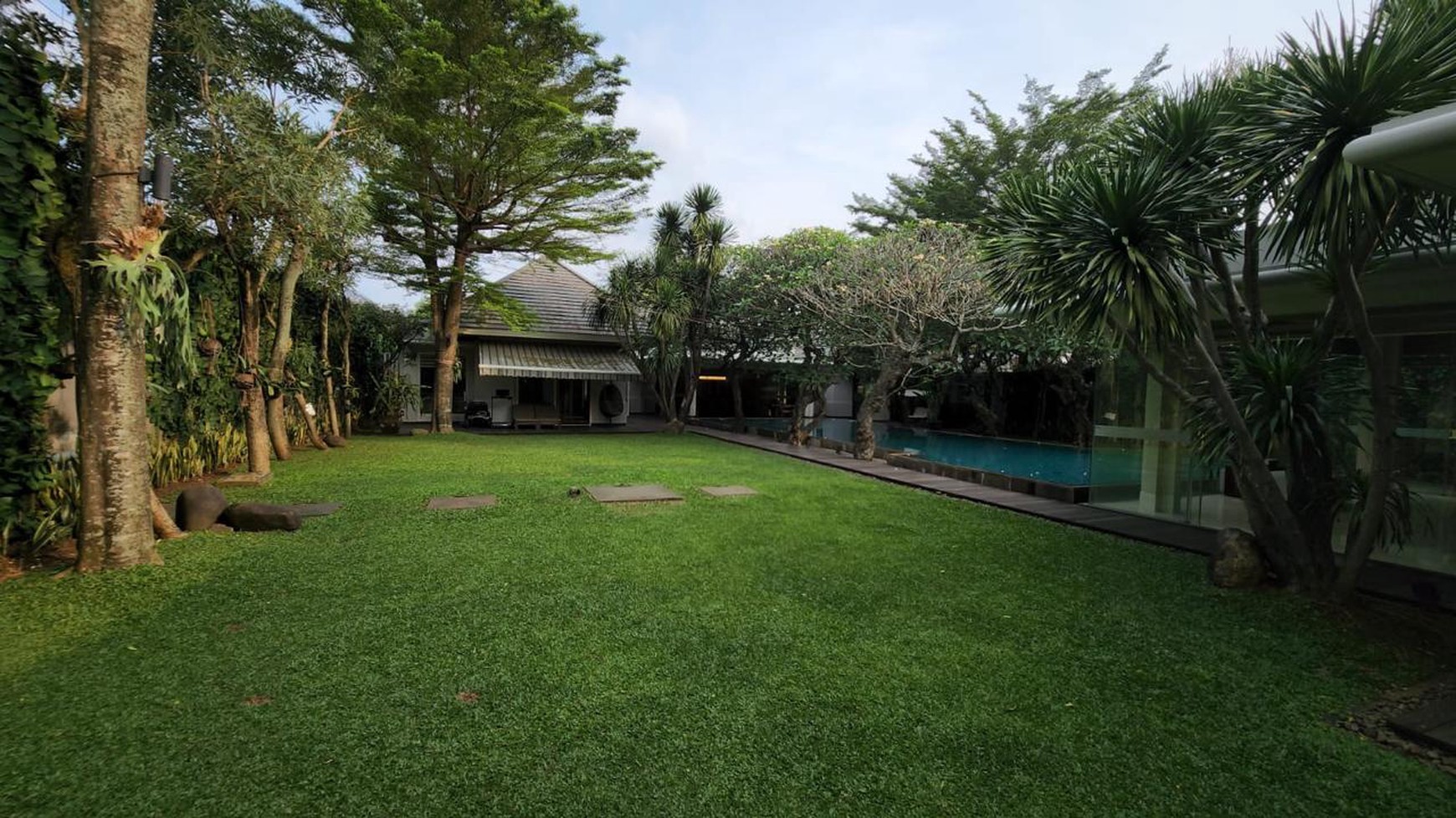  Rumah Tropis dengan design yang Mewah di Bintaro 