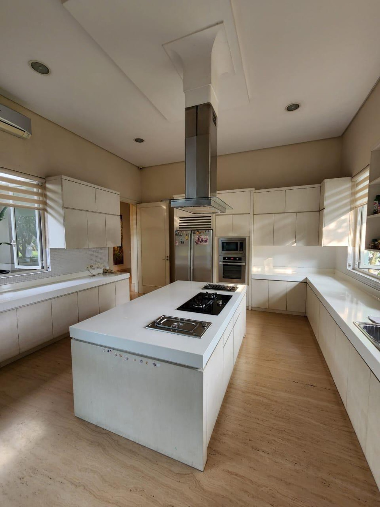  Rumah Tropis dengan design yang Mewah di Bintaro 