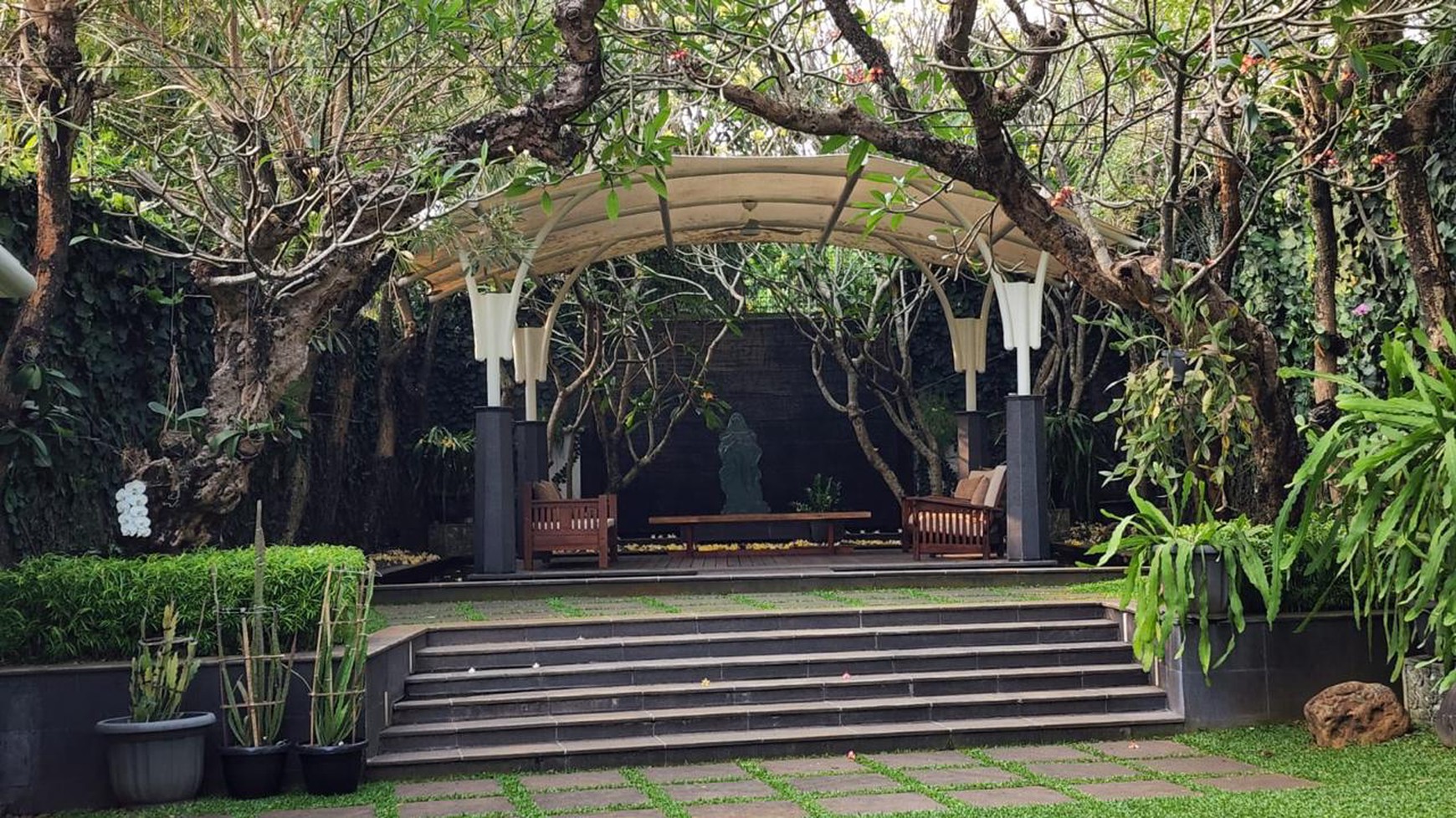  Rumah Tropis dengan design yang Mewah di Bintaro 