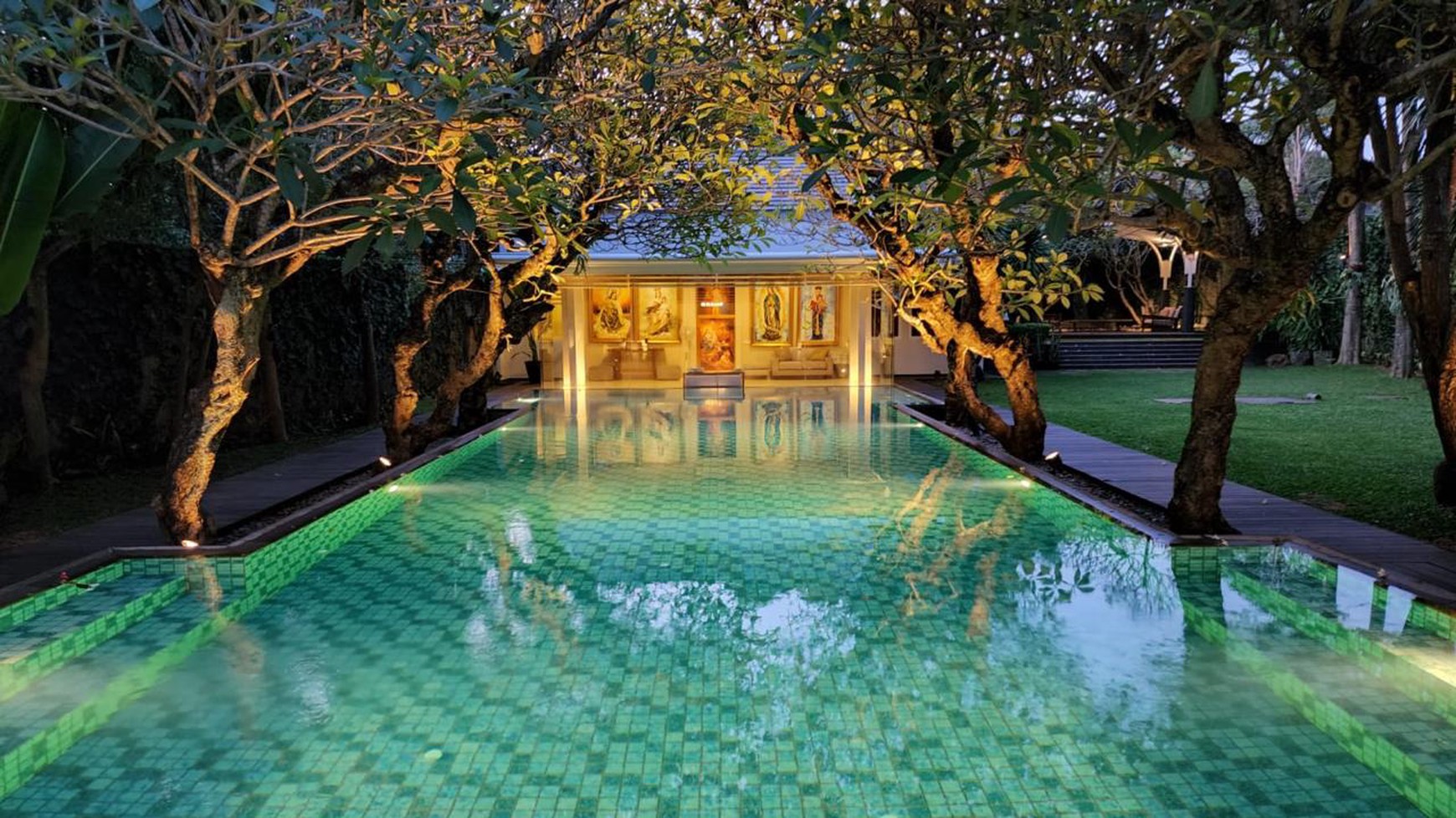  Rumah Tropis dengan design yang Mewah di Bintaro 