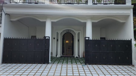 Dijual Rumah Brand New Furnish cantikk  (interior ternama) di Pondok Indah.