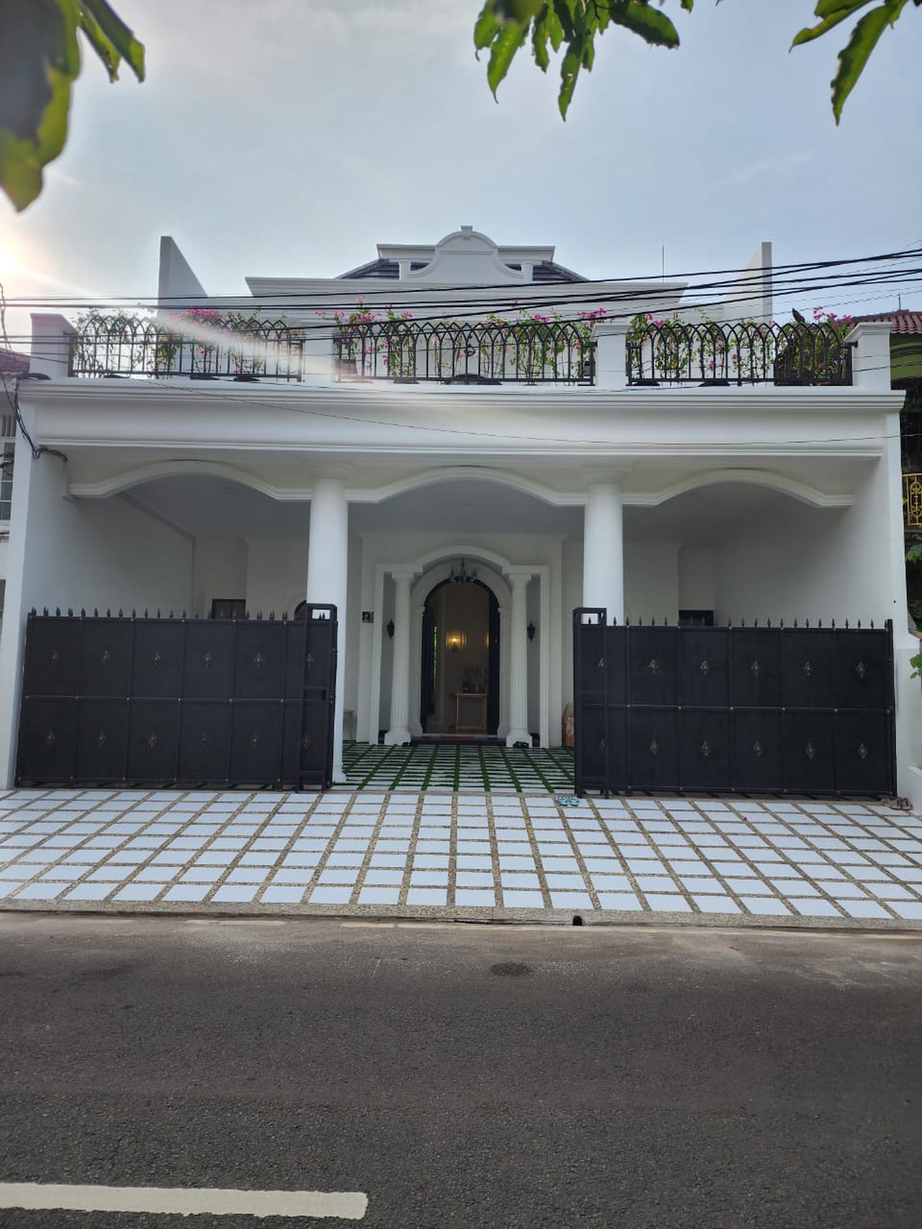 Dijual Rumah Brand New Furnish cantikk  (interior ternama) di Pondok Indah.