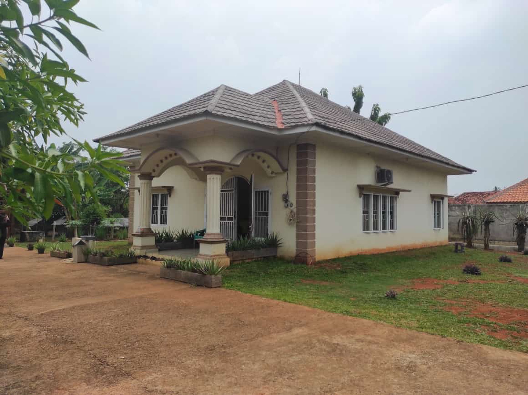 Rumah Asri dengan Kebun & Sawah Produktif - Hunian Nyaman, Investasi Menjanjikan di Srengseng Sukatani