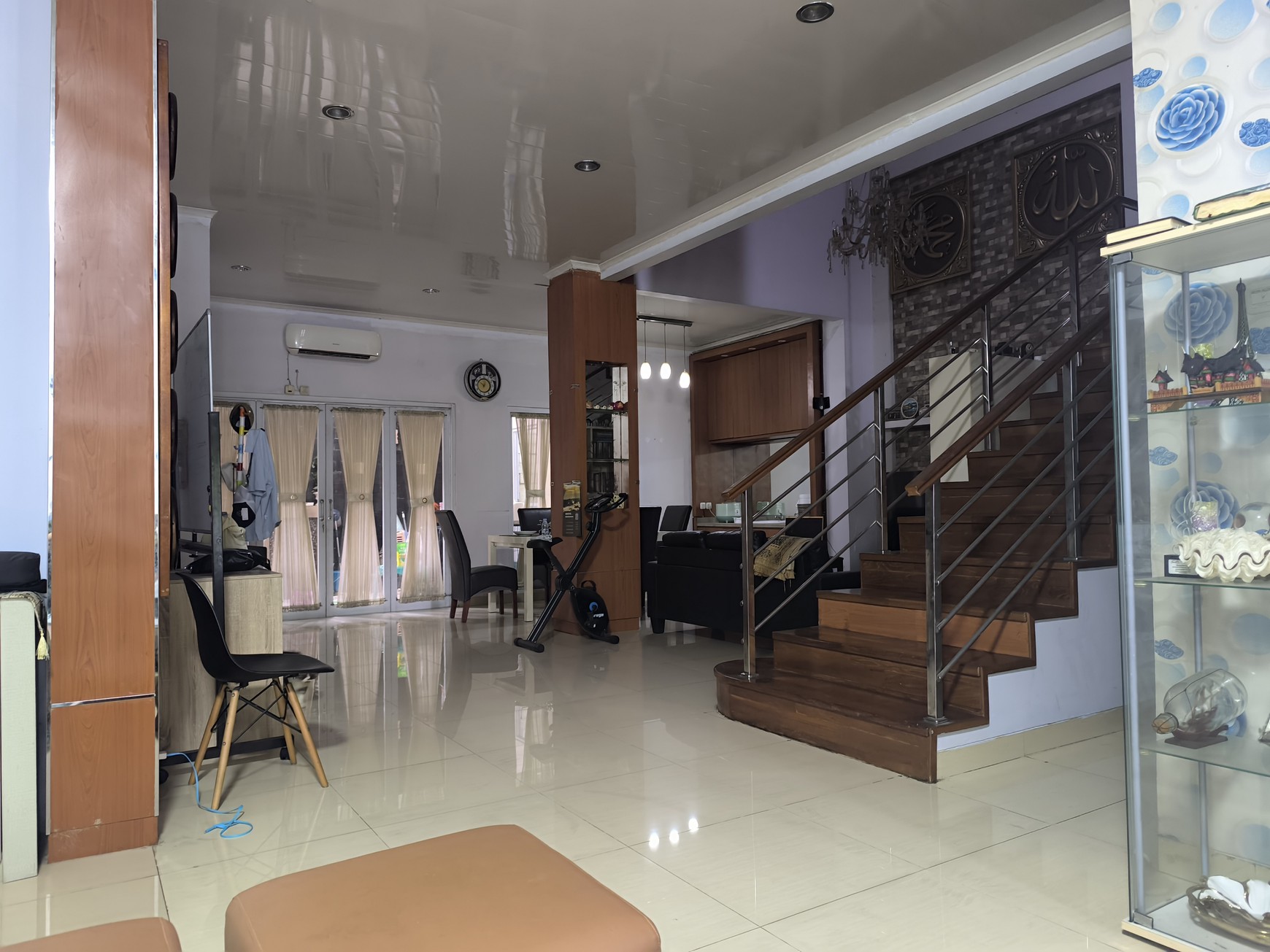 Dijual Rumah 2 lamtai Full Renovasi di depan taman, Grand Wisata, Bekasi