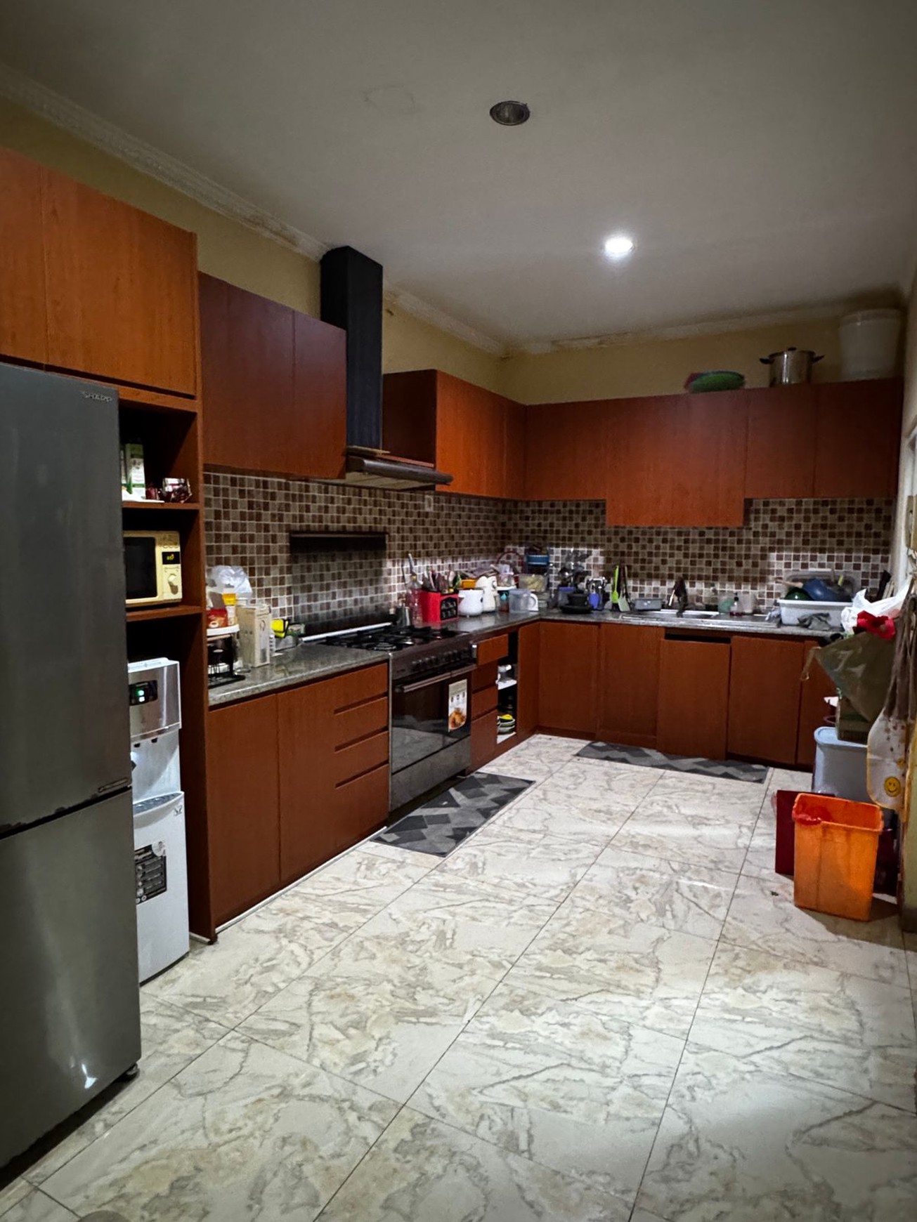 Dijual Rumah 2 lamtai Full Renovasi di depan taman, Grand Wisata, Bekasi