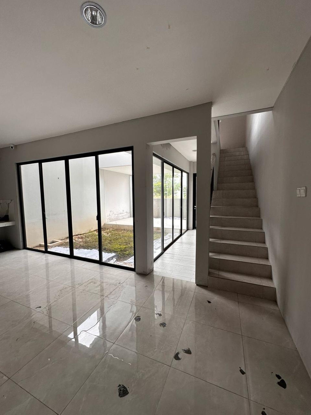 Dijual Rumah Baru Double Fasade Hook Mewah di Z Living, Sky Garden, Grand Wisata