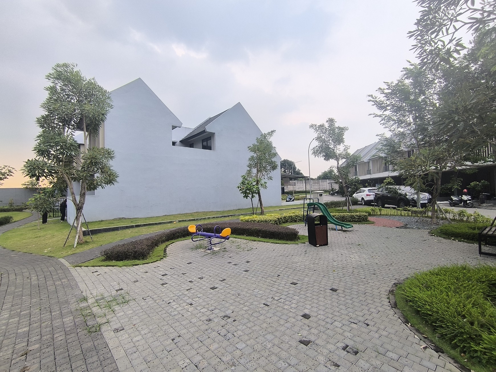 Dijual Rumah Baru Double Fasade Hook Mewah di Z Living, Sky Garden, Grand Wisata