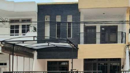 TERSEWA! Rumah rapih terawat dan siap huni di Janur Asri, Kelapa Gading. Lokasi strategis, dekat ke banyak fasilitas, termasuk sekolah2 bermutu Kelapa Gading.