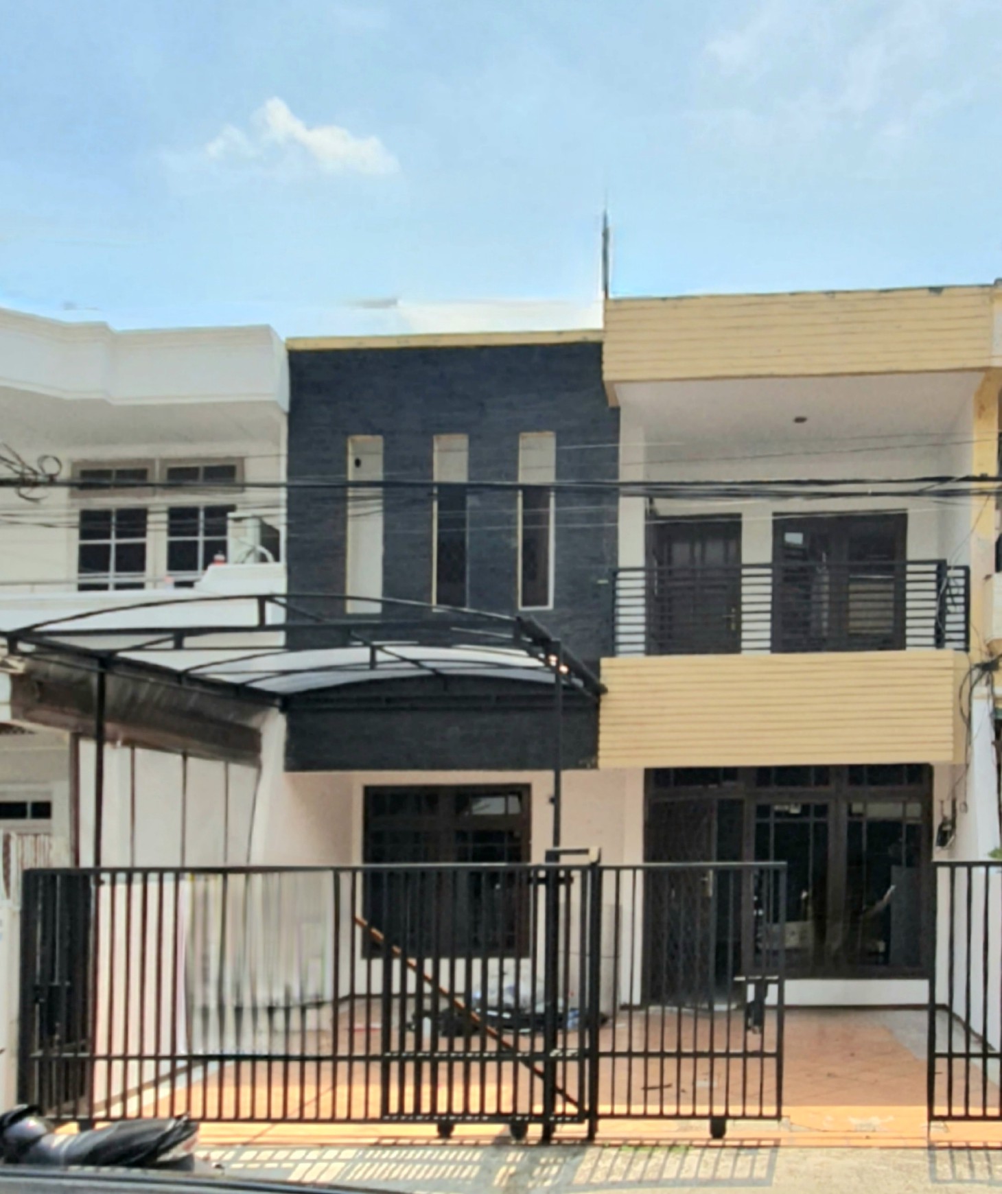 TERSEWA! Rumah rapih terawat dan siap huni di Janur Asri, Kelapa Gading. Lokasi strategis, dekat ke banyak fasilitas, termasuk sekolah2 bermutu Kelapa Gading.