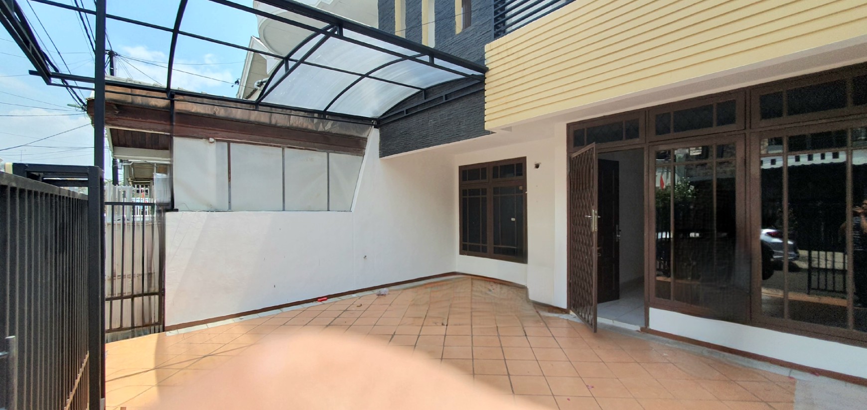 TERSEWA! Rumah rapih terawat dan siap huni di Janur Asri, Kelapa Gading. Lokasi strategis, dekat ke banyak fasilitas, termasuk sekolah2 bermutu Kelapa Gading.