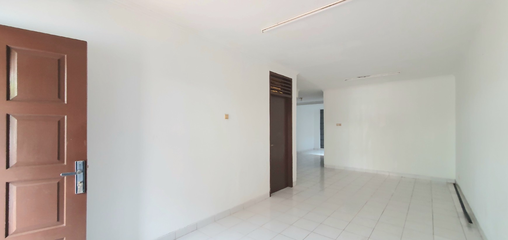 TERSEWA! Rumah rapih terawat dan siap huni di Janur Asri, Kelapa Gading. Lokasi strategis, dekat ke banyak fasilitas, termasuk sekolah2 bermutu Kelapa Gading.