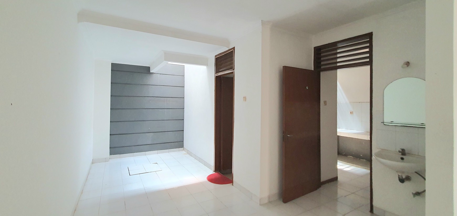 TERSEWA! Rumah rapih terawat dan siap huni di Janur Asri, Kelapa Gading. Lokasi strategis, dekat ke banyak fasilitas, termasuk sekolah2 bermutu Kelapa Gading.