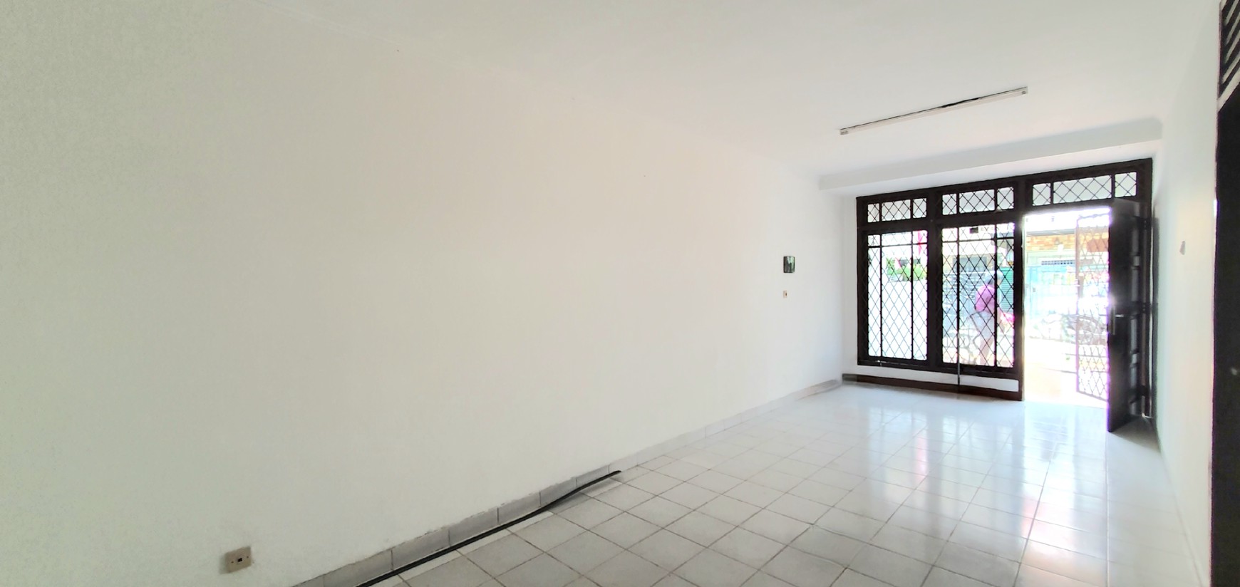 TERSEWA! Rumah rapih terawat dan siap huni di Janur Asri, Kelapa Gading. Lokasi strategis, dekat ke banyak fasilitas, termasuk sekolah2 bermutu Kelapa Gading.