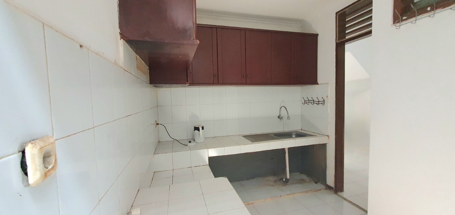 TERSEWA! Rumah rapih terawat dan siap huni di Janur Asri, Kelapa Gading. Lokasi strategis, dekat ke banyak fasilitas, termasuk sekolah2 bermutu Kelapa Gading.
