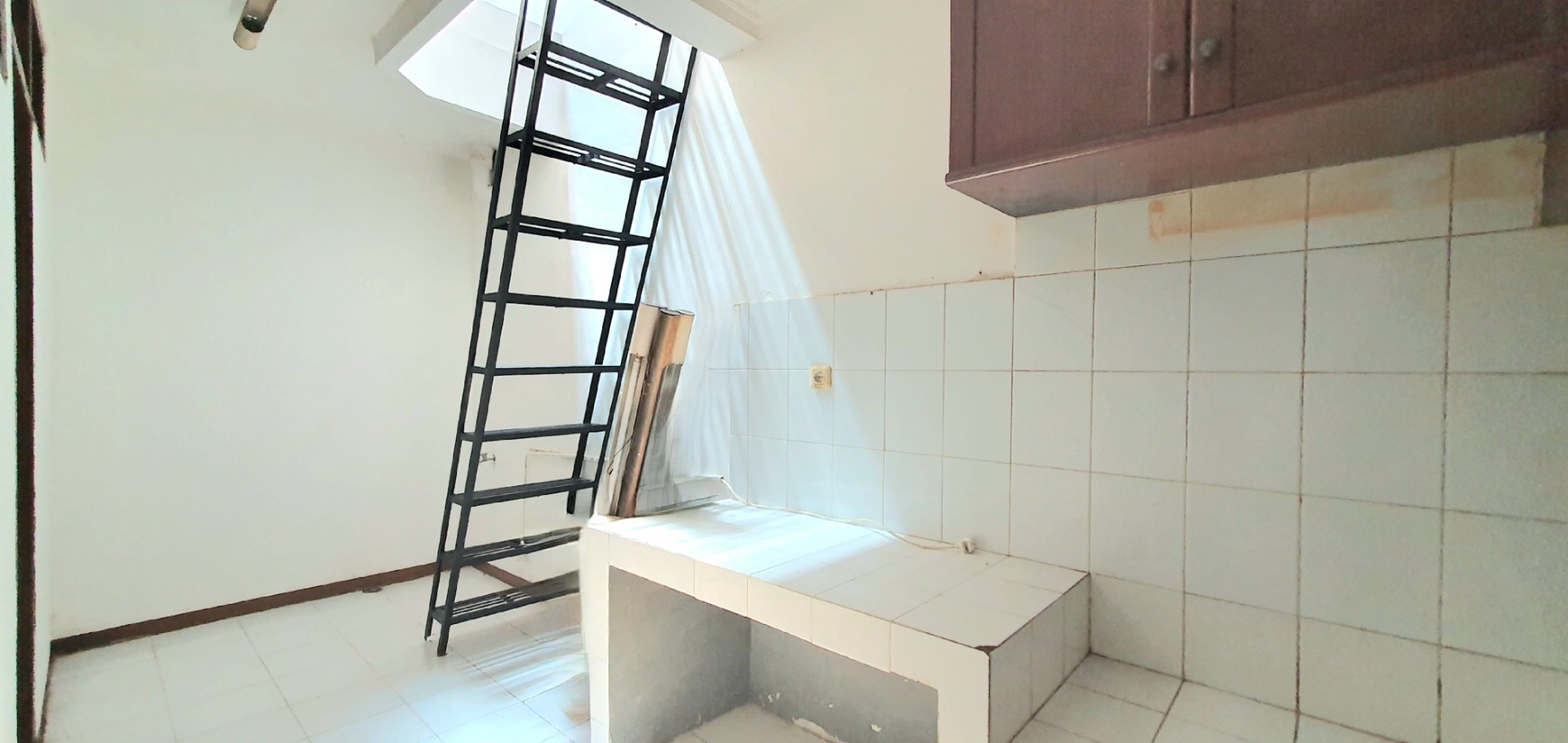 TERSEWA! Rumah rapih terawat dan siap huni di Janur Asri, Kelapa Gading. Lokasi strategis, dekat ke banyak fasilitas, termasuk sekolah2 bermutu Kelapa Gading.