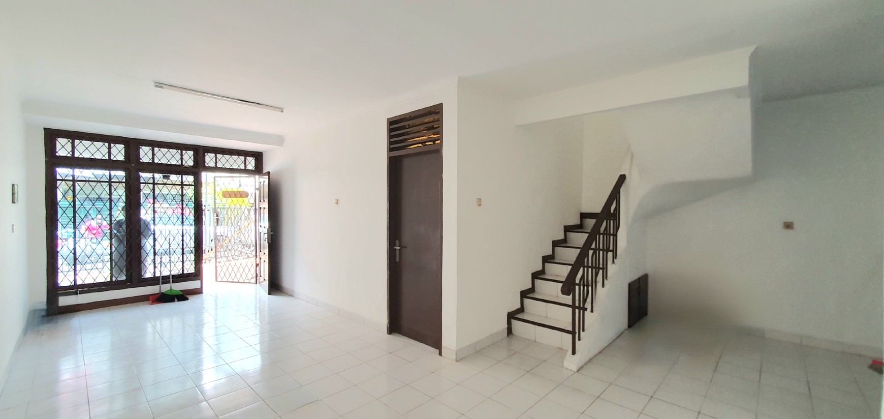 TERSEWA! Rumah rapih terawat dan siap huni di Janur Asri, Kelapa Gading. Lokasi strategis, dekat ke banyak fasilitas, termasuk sekolah2 bermutu Kelapa Gading.