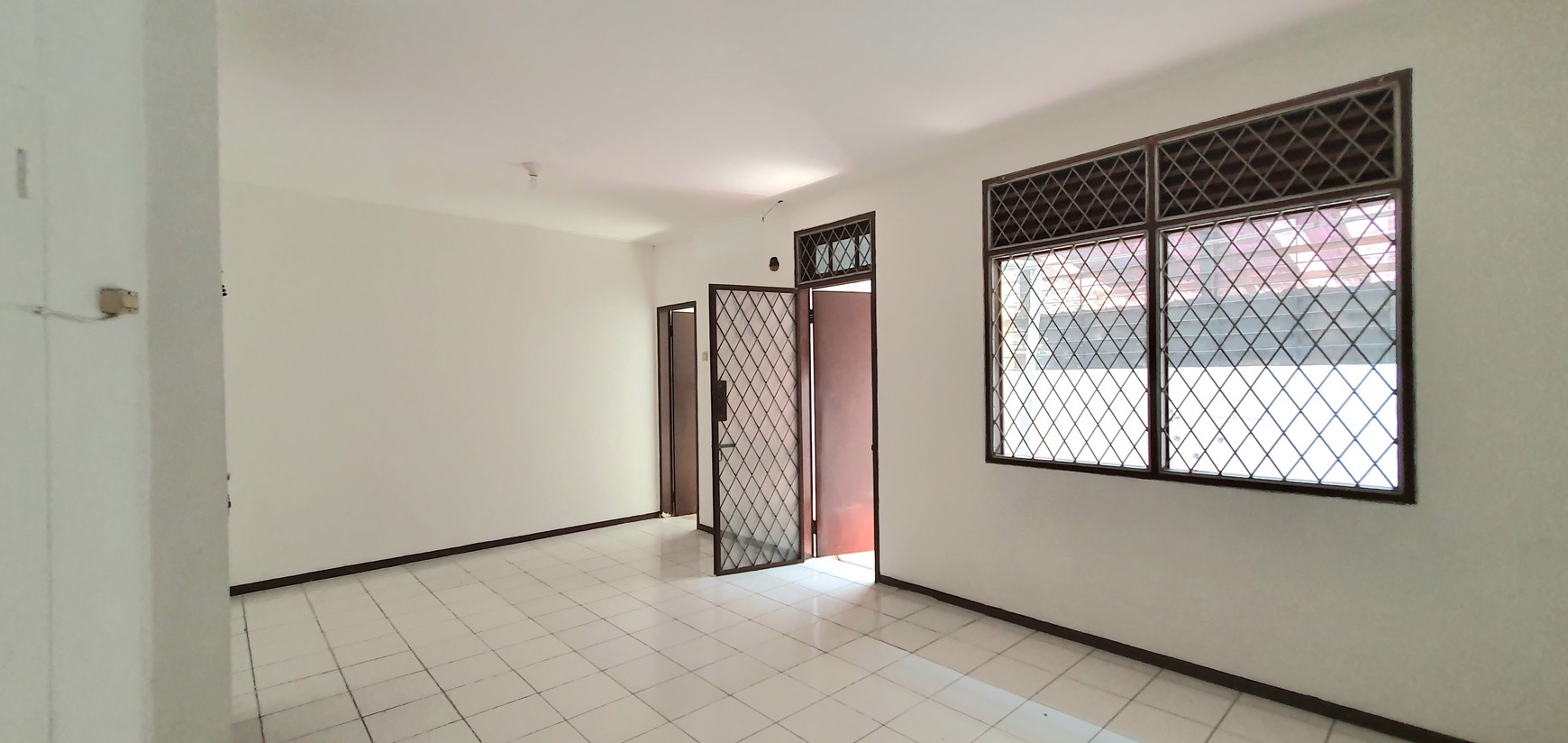 TERSEWA! Rumah rapih terawat dan siap huni di Janur Asri, Kelapa Gading. Lokasi strategis, dekat ke banyak fasilitas, termasuk sekolah2 bermutu Kelapa Gading.