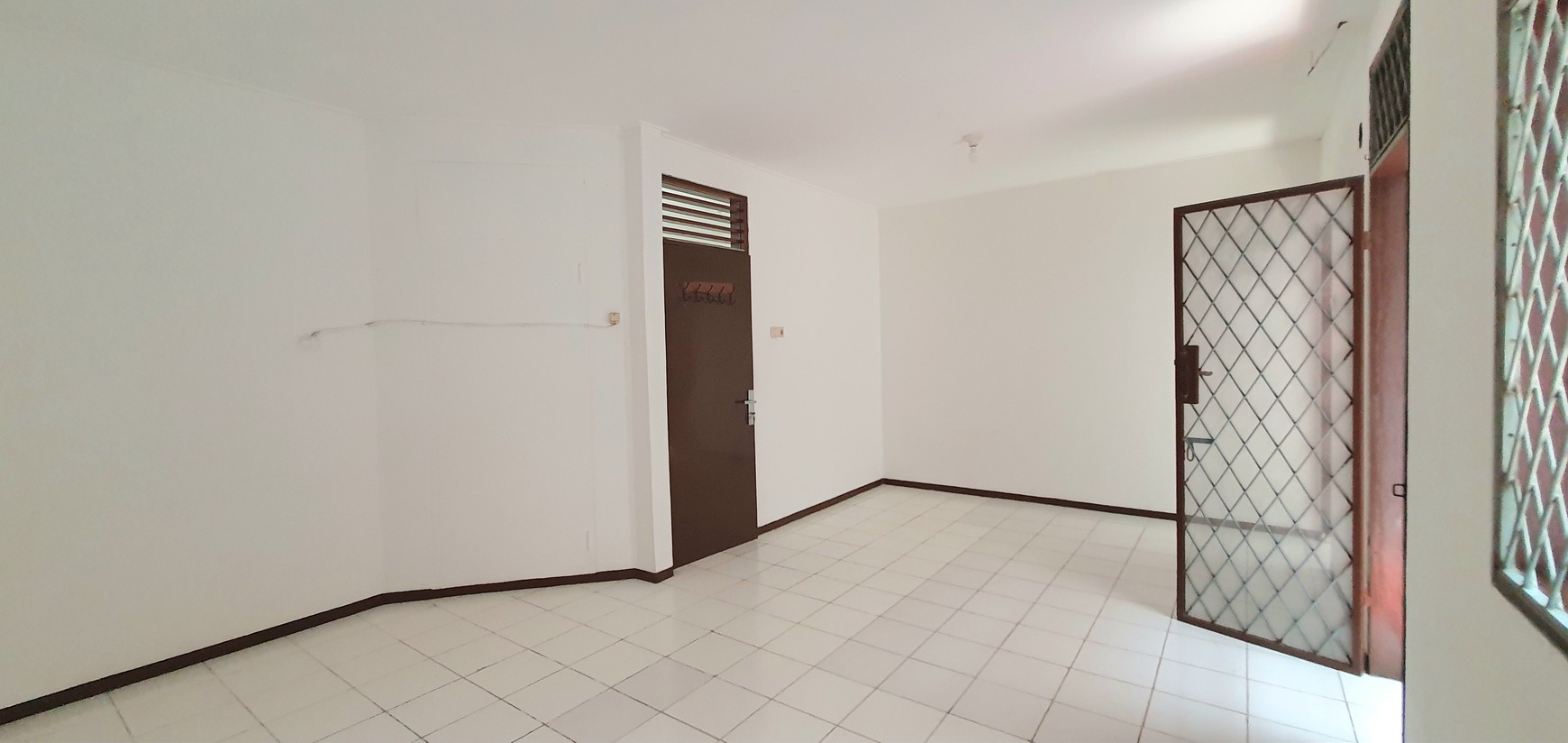 TERSEWA! Rumah rapih terawat dan siap huni di Janur Asri, Kelapa Gading. Lokasi strategis, dekat ke banyak fasilitas, termasuk sekolah2 bermutu Kelapa Gading.