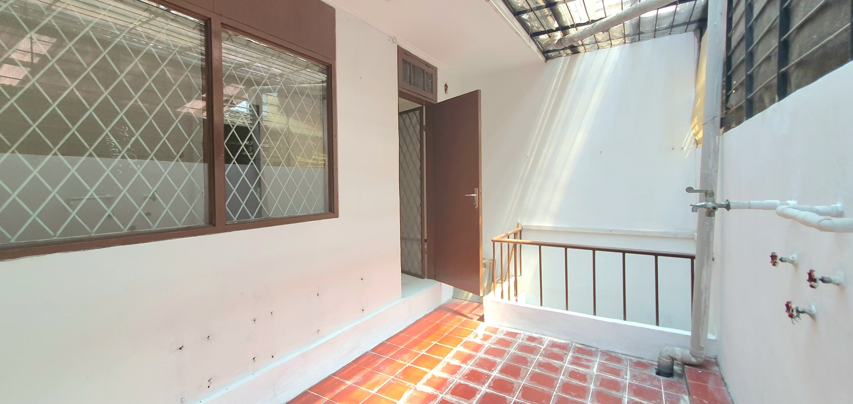 TERSEWA! Rumah rapih terawat dan siap huni di Janur Asri, Kelapa Gading. Lokasi strategis, dekat ke banyak fasilitas, termasuk sekolah2 bermutu Kelapa Gading.