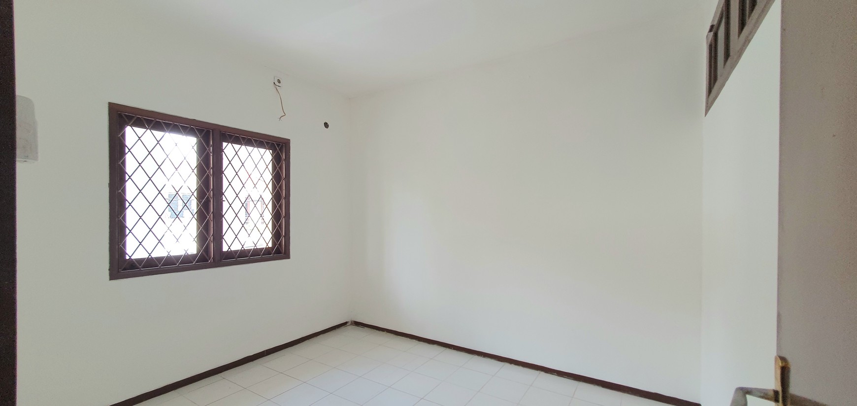 TERSEWA! Rumah rapih terawat dan siap huni di Janur Asri, Kelapa Gading. Lokasi strategis, dekat ke banyak fasilitas, termasuk sekolah2 bermutu Kelapa Gading.