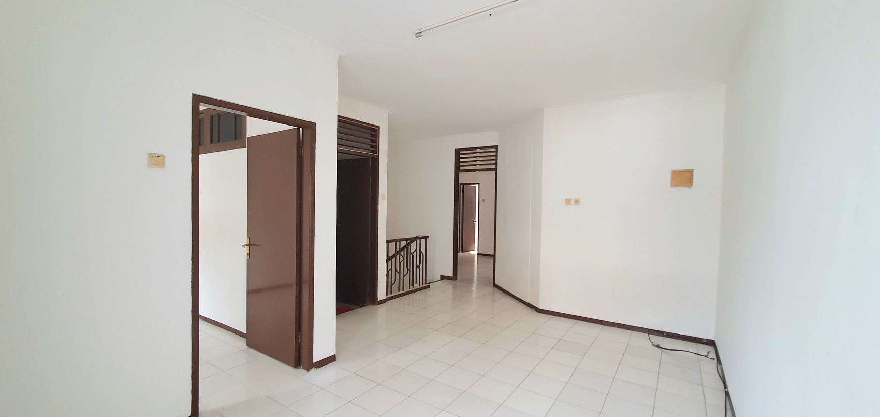 TERSEWA! Rumah rapih terawat dan siap huni di Janur Asri, Kelapa Gading. Lokasi strategis, dekat ke banyak fasilitas, termasuk sekolah2 bermutu Kelapa Gading.