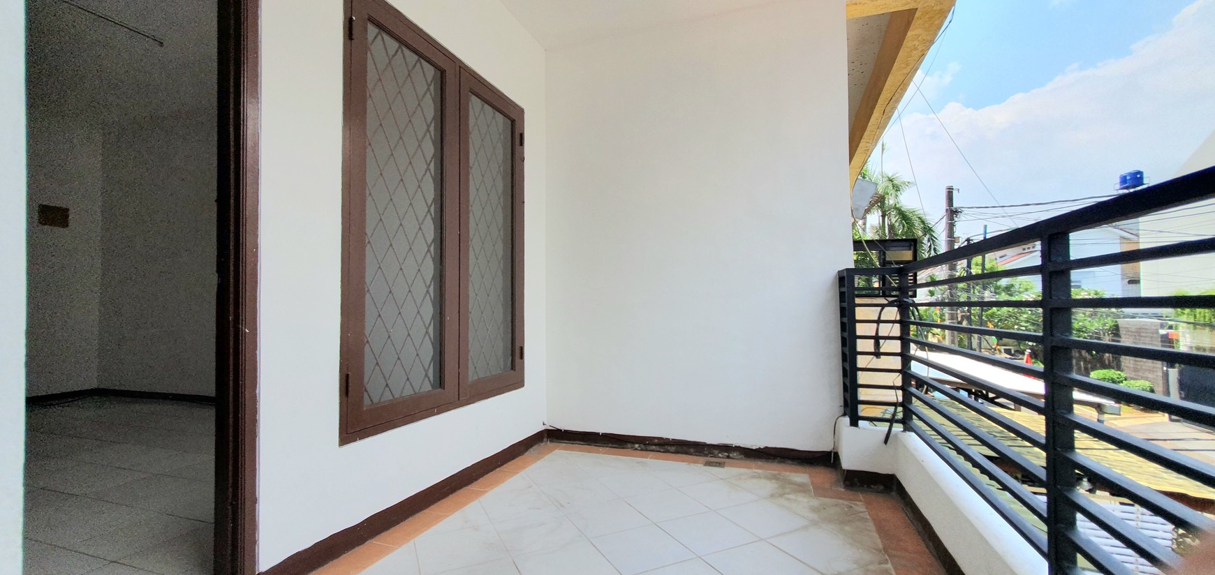 TERSEWA! Rumah rapih terawat dan siap huni di Janur Asri, Kelapa Gading. Lokasi strategis, dekat ke banyak fasilitas, termasuk sekolah2 bermutu Kelapa Gading.