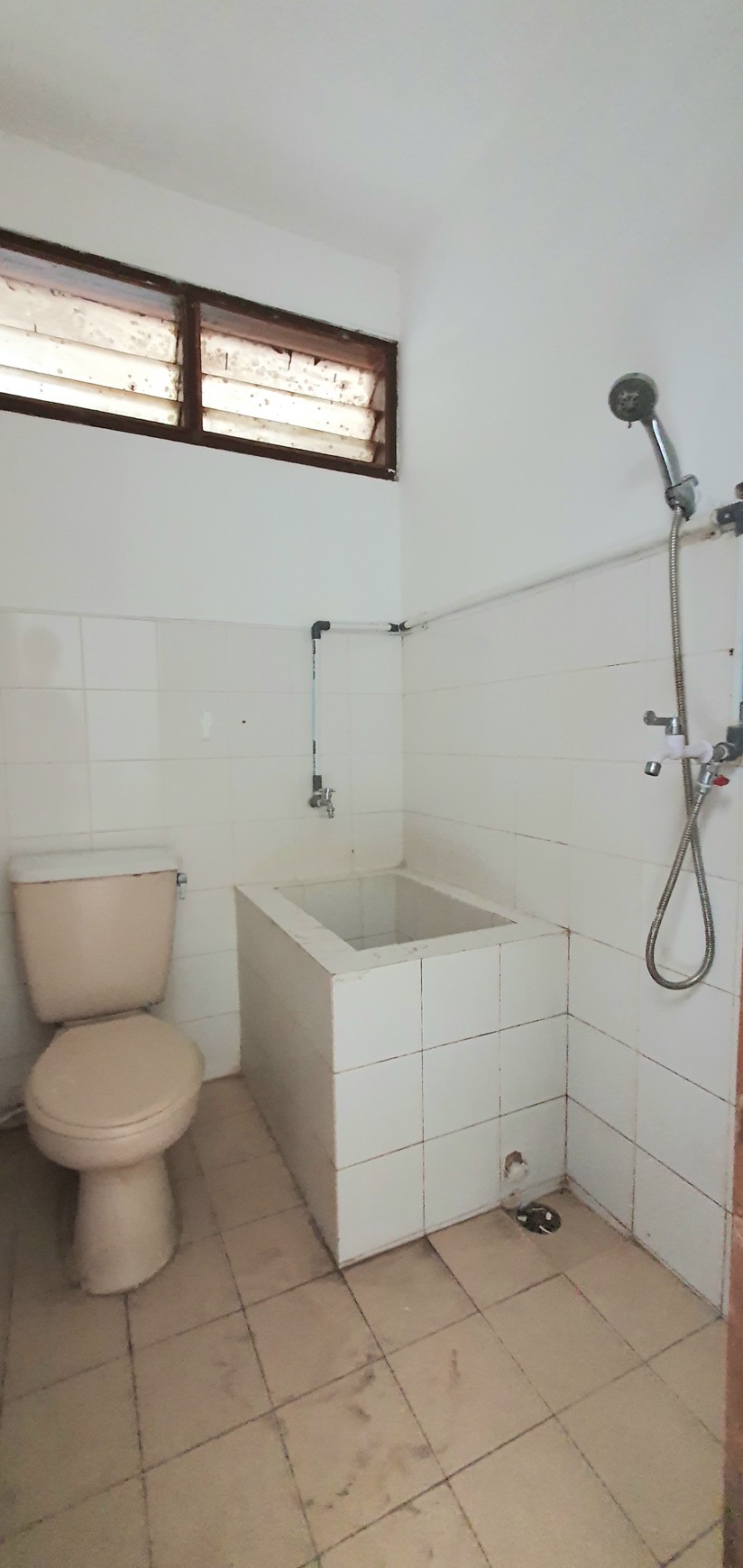 TERSEWA! Rumah rapih terawat dan siap huni di Janur Asri, Kelapa Gading. Lokasi strategis, dekat ke banyak fasilitas, termasuk sekolah2 bermutu Kelapa Gading.