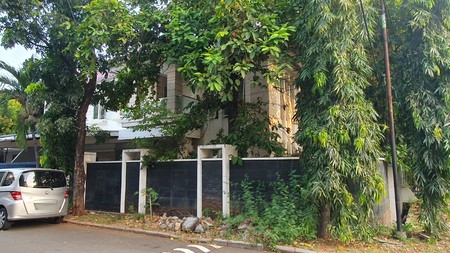 Rumah hoek mewah dengan lantai marmer dan perabot berkelas, di Gading Kirana Timur, Kelapa Gading
