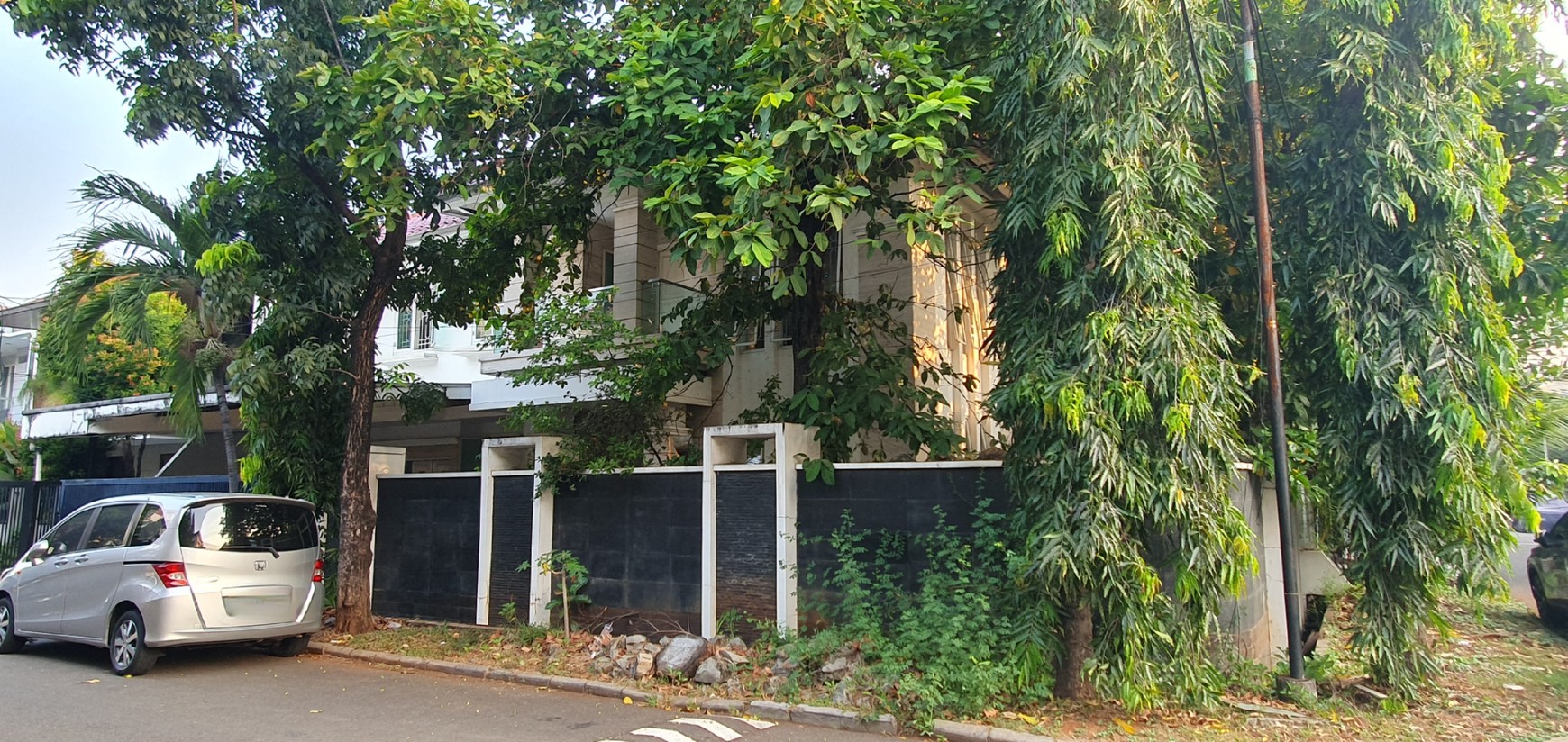 Rumah hoek mewah dengan lantai marmer dan perabot berkelas, di Gading Kirana Timur, Kelapa Gading