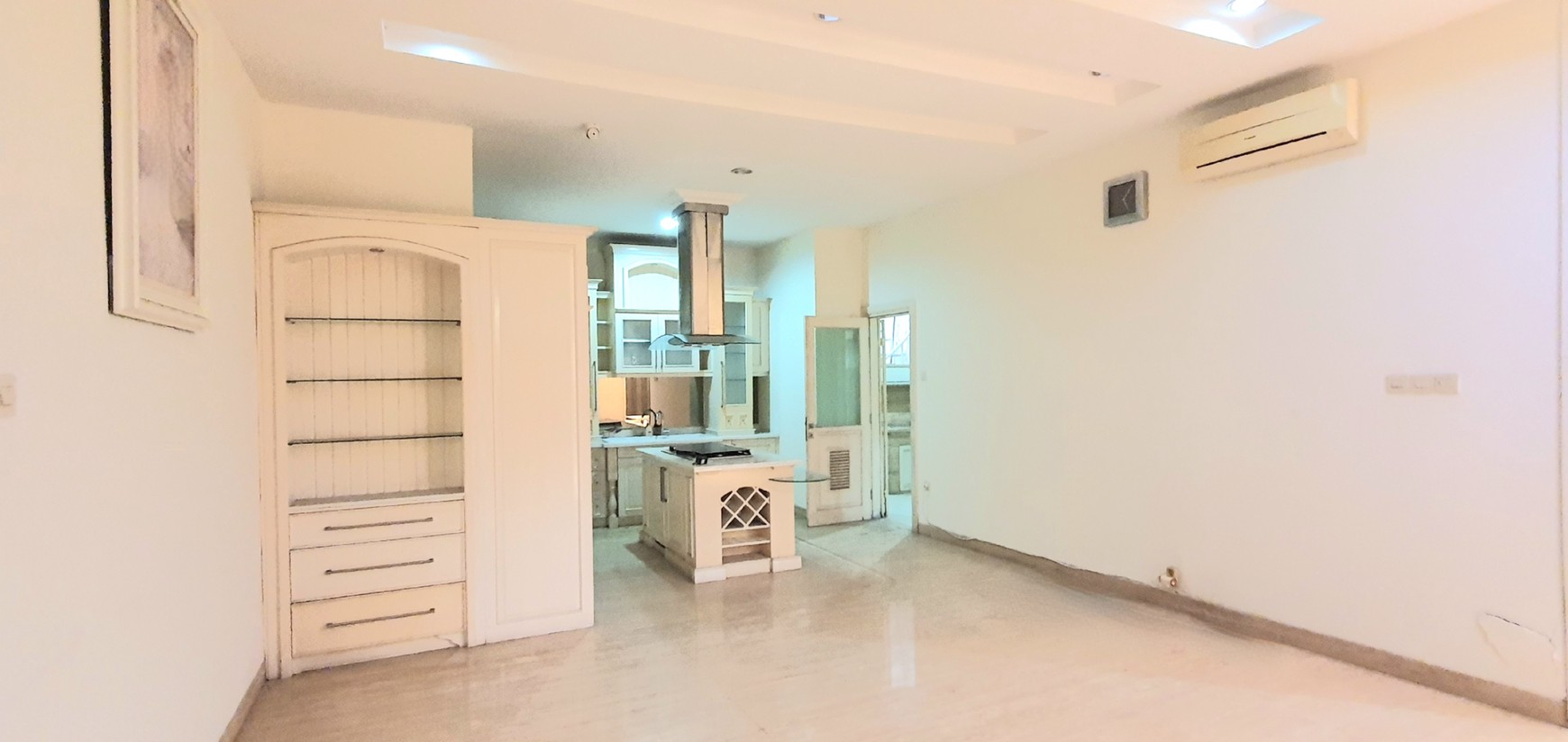 Rumah hoek mewah dengan lantai marmer dan perabot berkelas, di Gading Kirana Timur, Kelapa Gading