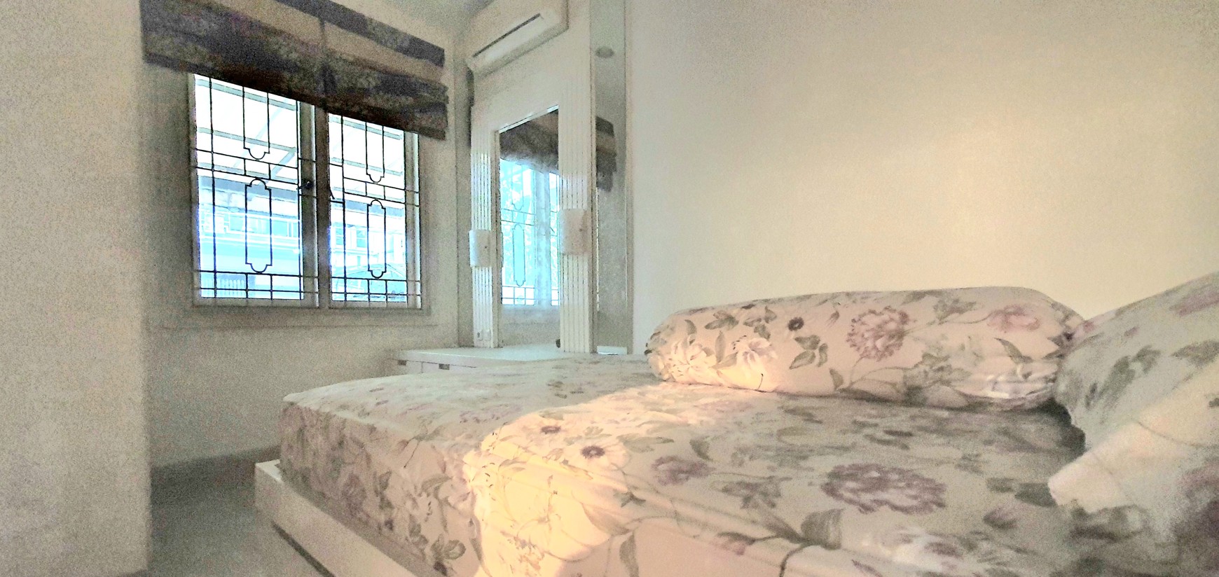 Rumah hoek mewah dengan lantai marmer dan perabot berkelas, di Gading Kirana Timur, Kelapa Gading