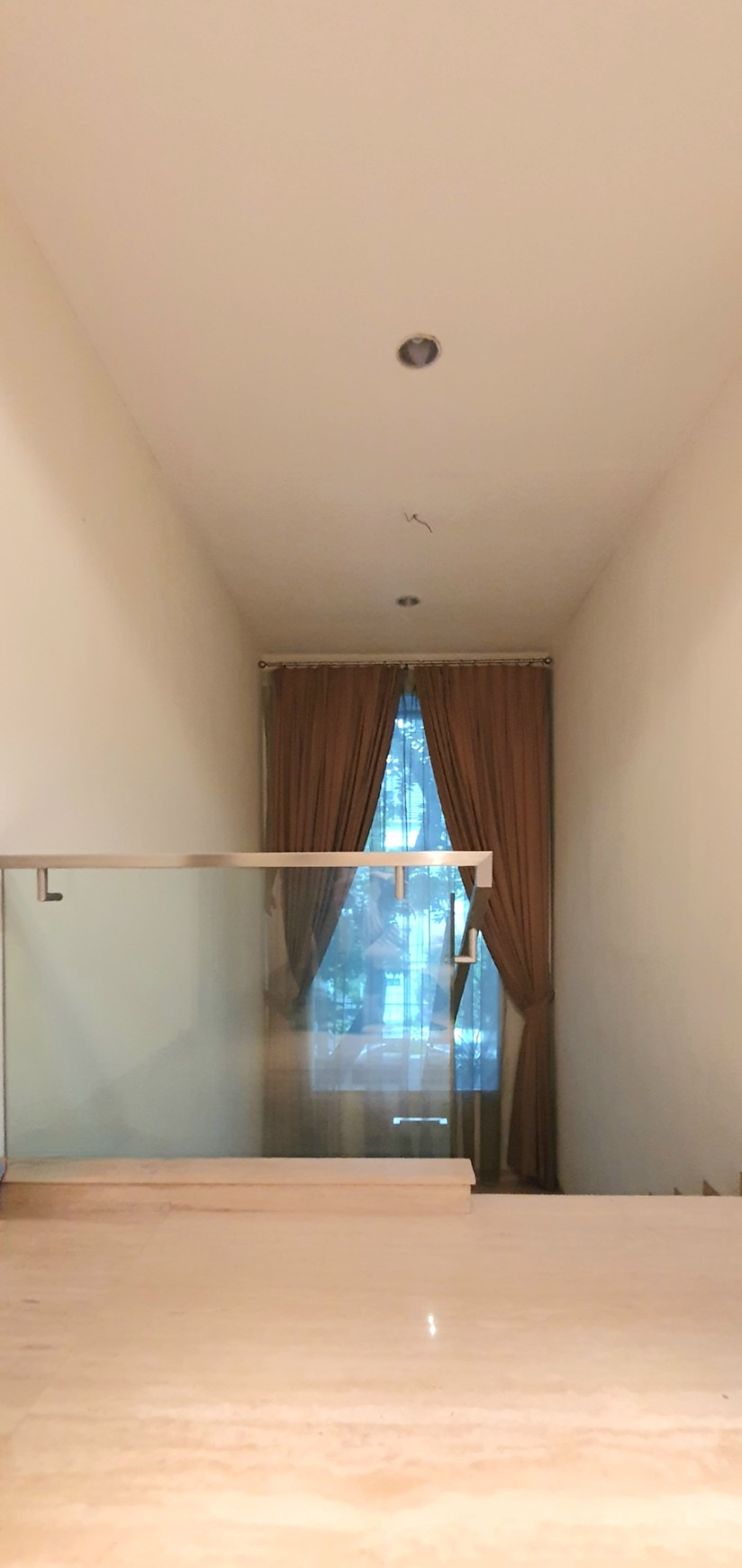 Rumah hoek mewah dengan lantai marmer dan perabot berkelas, di Gading Kirana Timur, Kelapa Gading
