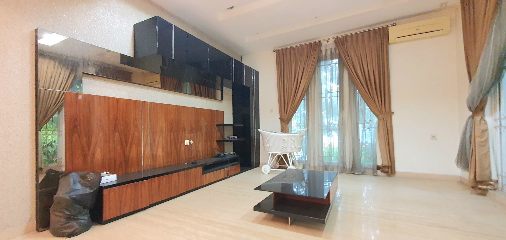 Rumah hoek mewah dengan lantai marmer dan perabot berkelas, di Gading Kirana Timur, Kelapa Gading