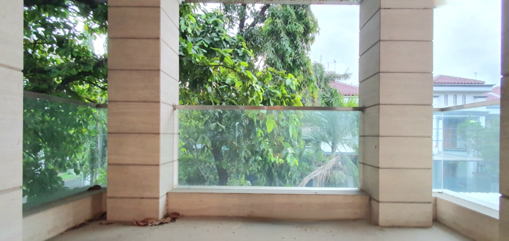 Rumah hoek mewah dengan lantai marmer dan perabot berkelas, di Gading Kirana Timur, Kelapa Gading