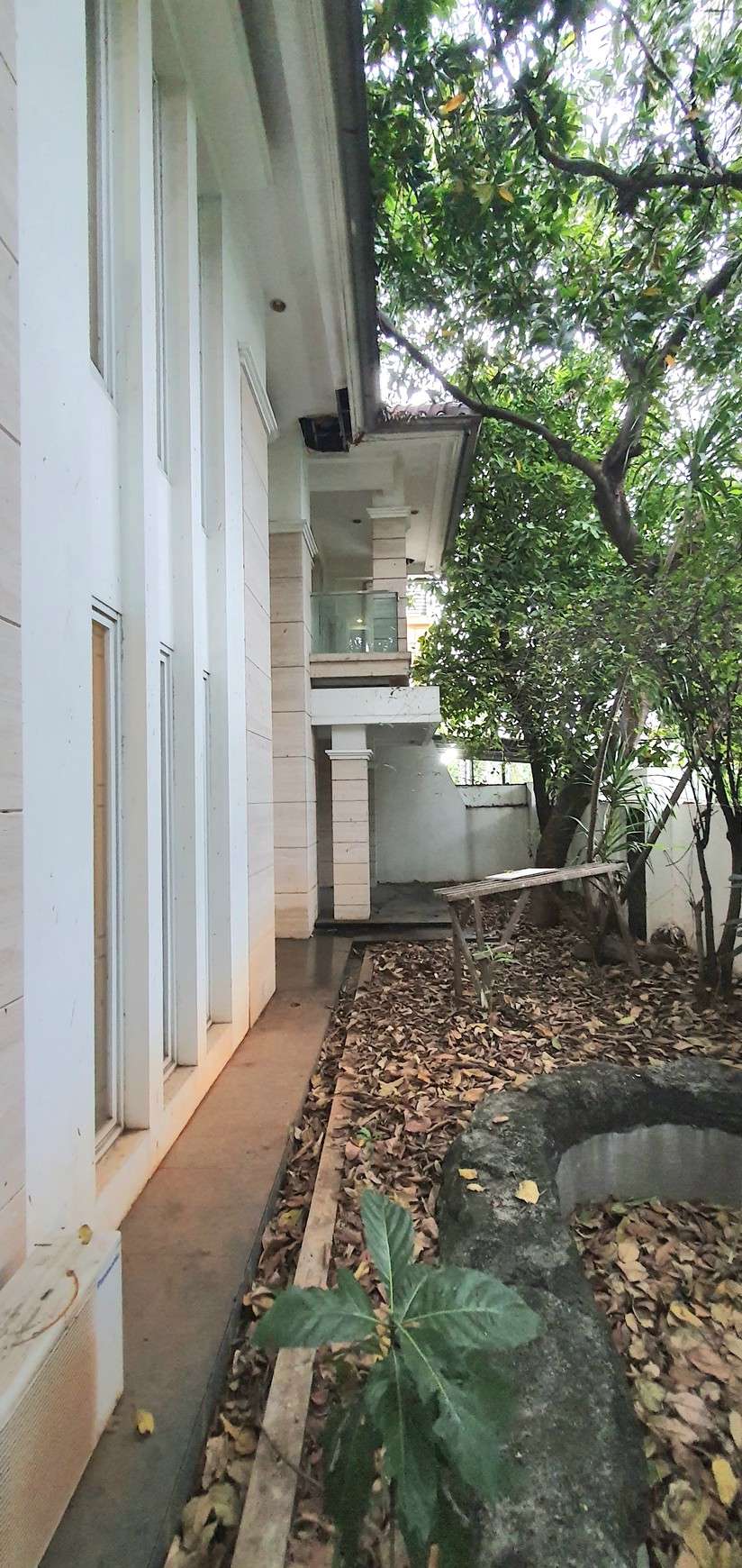 Rumah hoek mewah dengan lantai marmer dan perabot berkelas, di Gading Kirana Timur, Kelapa Gading