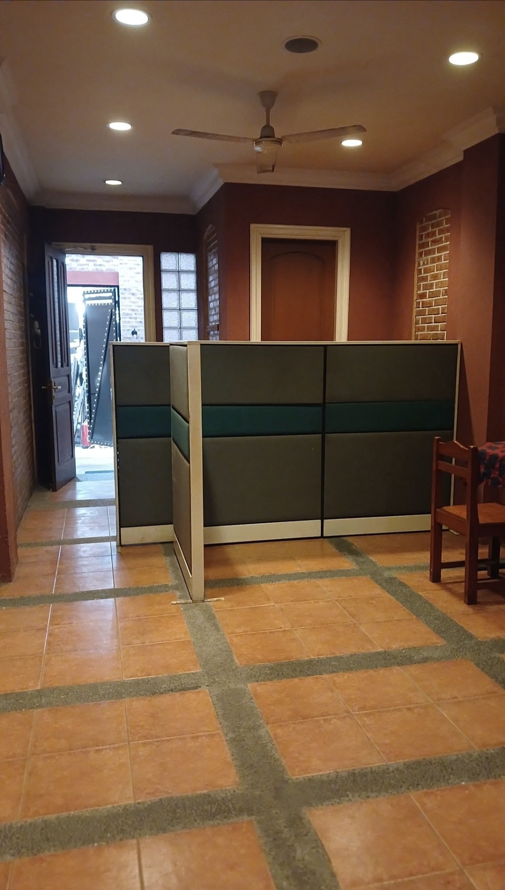 Disewakan Murah Kantor dan Gudang Lokasi Strategis Pinggir Jalan Besar dekat Cipadu dan Toll Gate..