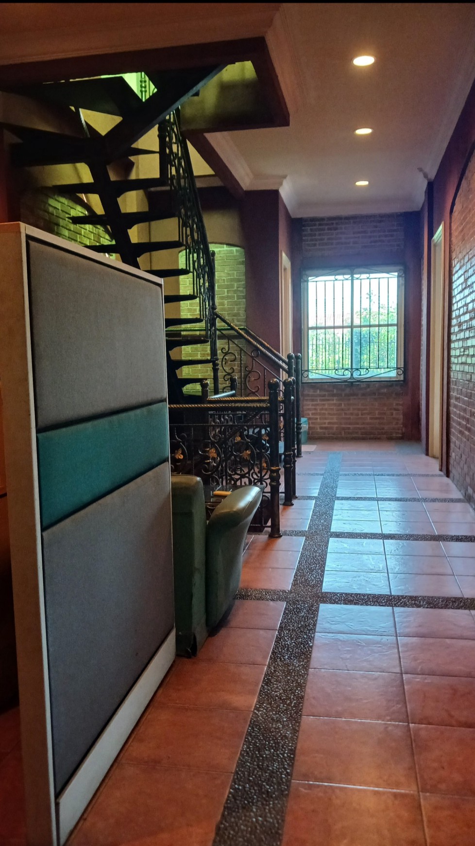 Disewakan Murah Kantor dan Gudang Lokasi Strategis Pinggir Jalan Besar dekat Cipadu dan Toll Gate..