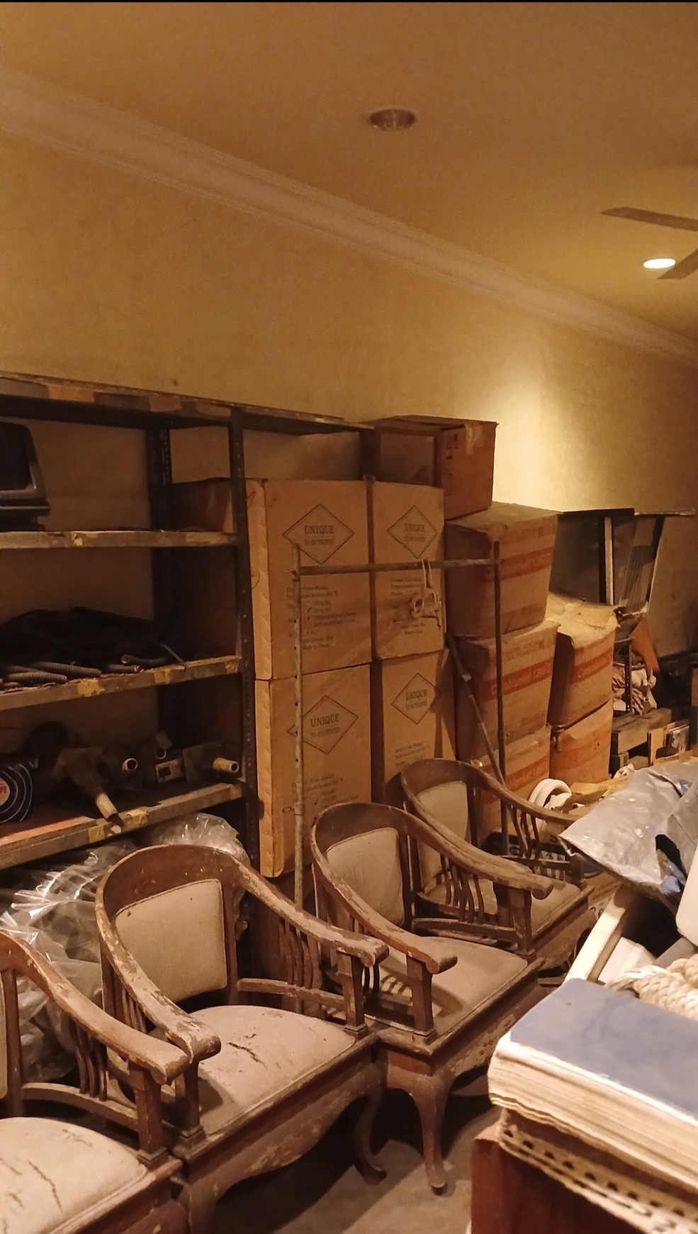 Disewakan Murah Kantor dan Gudang Lokasi Strategis Pinggir Jalan Besar dekat Cipadu dan Toll Gate..