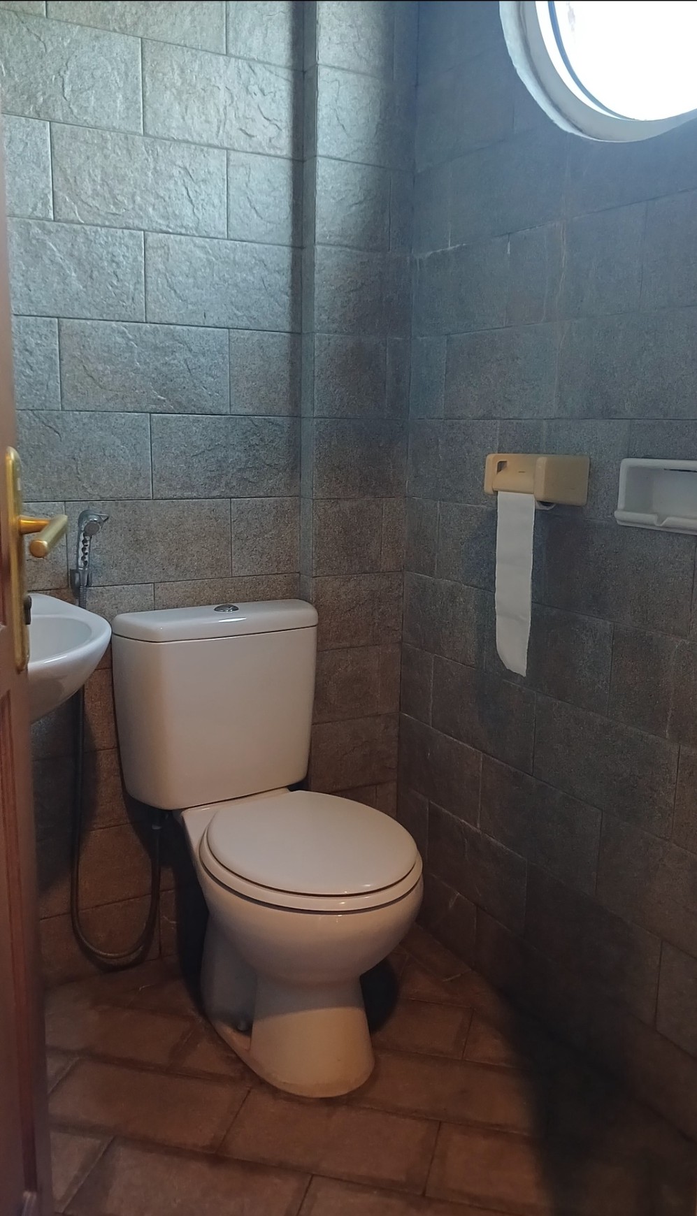 Disewakan Murah Kantor dan Gudang Lokasi Strategis Pinggir Jalan Besar dekat Cipadu dan Toll Gate..