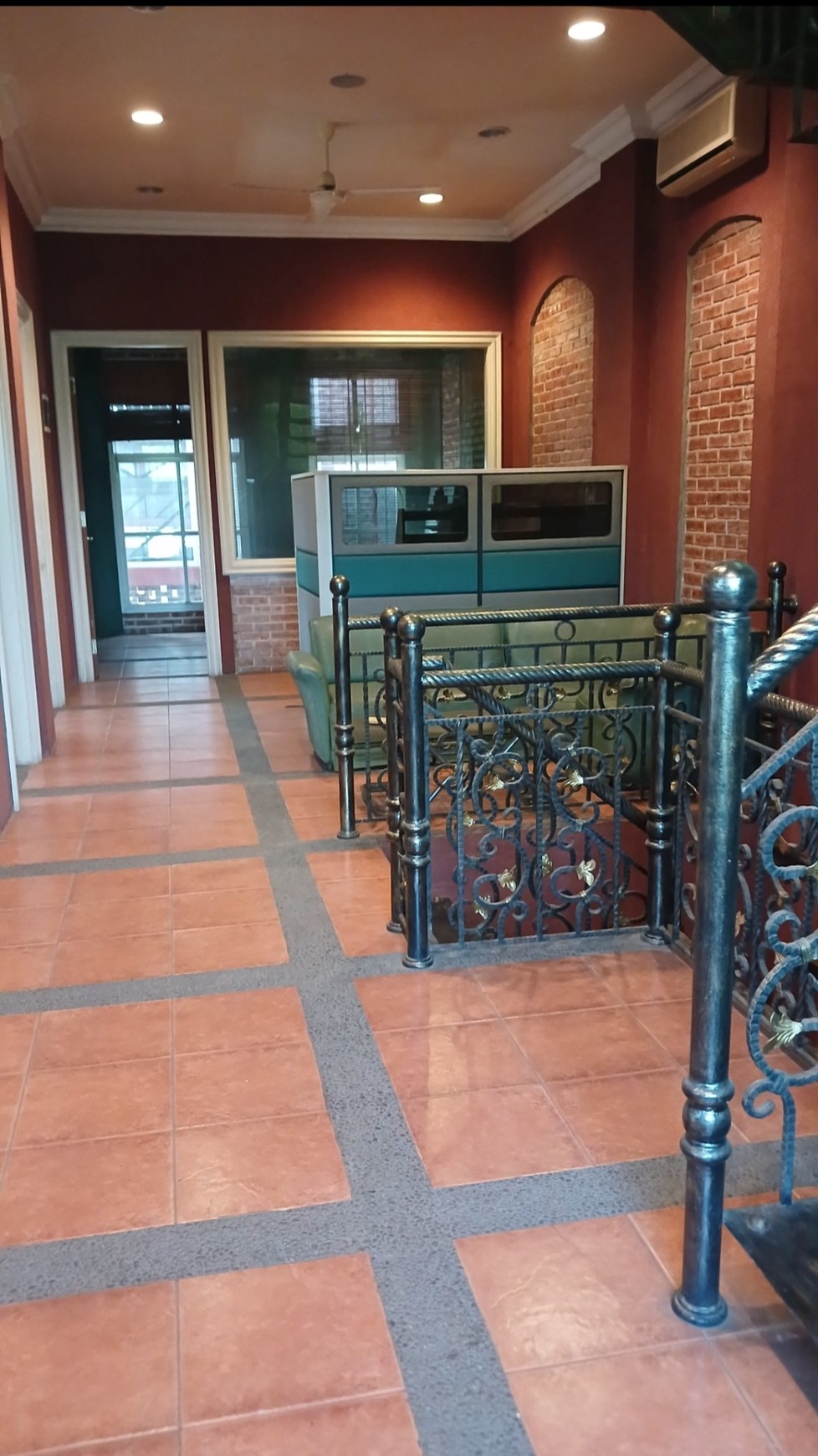 Disewakan Murah Kantor dan Gudang Lokasi Strategis Pinggir Jalan Besar dekat Cipadu dan Toll Gate..